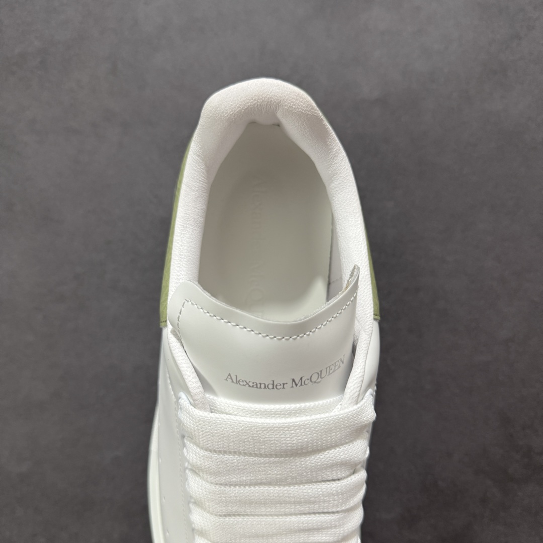 图片[7]-【顶级特价版】亚历山大 Alexander McQueen 麦昆小白鞋 全套专柜包装物及配件(附送快递加固牛皮纸盒) 外盒标嵌入核心防伪芯片装置,秒杀市面文案版本 鞋底支持NFC原码独立扫描 采用丝绸硬质头层小牛皮鞋面材质 内外超软小羊皮贴脚透气及超软PU脚感乳胶物料鞋 外置原抽真空高密度增高底 白色光滑牛皮革系带运动鞋，圆头设计，鞋跟点缀黑色绒面革细节。搭配宽扁鞋带，鞋舌和后帮饰有 Alexander McQueen 品牌标志。阔型橡胶鞋底。运动鞋另配一副白色鞋带材料 100% 小牛皮 所有细节与原版一致 尺码：35 36 37 38 39 40 41 42 43 44 45-选品中心