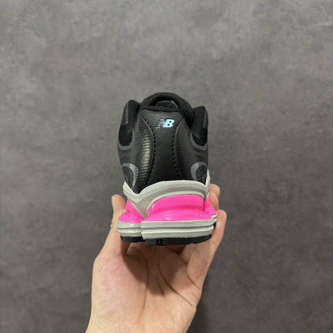 图片[4]-【公司级】New Balance NB2000 舒适百搭防滑耐磨低帮 休闲跑步鞋 New Balance 在近两年的球鞋市场屡出奇招，在经典鞋型保持进一步增长的同时，推出的每一款新鞋型也都有傲人的战绩。在 327、9060 等鞋型获得成功之后，今天 New Balance 家族又迎来了新鲜血液的注入。这双New Balance 2000 依然是融合了新旧元素的跑鞋造型，命名为 2000，或许是它的设计理念有着 Y2K 的血统。最大的亮点，在于这双鞋的中底。外侧以五个ABZORB 单元，带来极具辨识度和冲击力的视觉效果，让这双鞋在外观和脚感方面都颇具吸引力。 尺码：36 37 37.5 38 38.5 39 40 40.5 41 42 42.5 43 44 45-选品中心