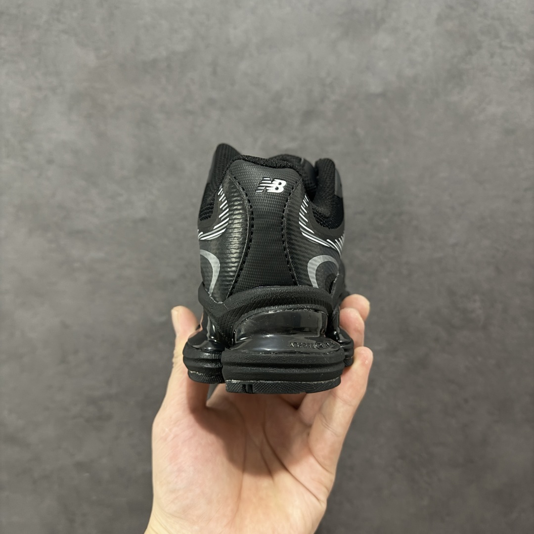 图片[4]-【公司级】New Balance NB2000 舒适百搭防滑耐磨低帮 休闲跑步鞋 New Balance 在近两年的球鞋市场屡出奇招，在经典鞋型保持进一步增长的同时，推出的每一款新鞋型也都有傲人的战绩。在 327、9060 等鞋型获得成功之后，今天 New Balance 家族又迎来了新鲜血液的注入。这双New Balance 2000 依然是融合了新旧元素的跑鞋造型，命名为 2000，或许是它的设计理念有着 Y2K 的血统。最大的亮点，在于这双鞋的中底。外侧以五个ABZORB 单元，带来极具辨识度和冲击力的视觉效果，让这双鞋在外观和脚感方面都颇具吸引力。 尺码：36 37 37.5 38 38.5 39 40 40.5 41 42 42.5 43 44 45-选品中心