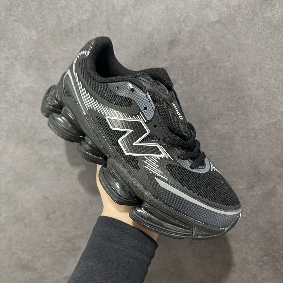 图片[3]-【公司级】New Balance NB2000 舒适百搭防滑耐磨低帮 休闲跑步鞋 New Balance 在近两年的球鞋市场屡出奇招，在经典鞋型保持进一步增长的同时，推出的每一款新鞋型也都有傲人的战绩。在 327、9060 等鞋型获得成功之后，今天 New Balance 家族又迎来了新鲜血液的注入。这双New Balance 2000 依然是融合了新旧元素的跑鞋造型，命名为 2000，或许是它的设计理念有着 Y2K 的血统。最大的亮点，在于这双鞋的中底。外侧以五个ABZORB 单元，带来极具辨识度和冲击力的视觉效果，让这双鞋在外观和脚感方面都颇具吸引力。 尺码：36 37 37.5 38 38.5 39 40 40.5 41 42 42.5 43 44 45-选品中心