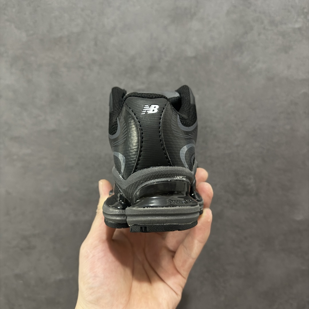 图片[4]-【公司级】New Balance NB2000 舒适百搭防滑耐磨低帮 休闲跑步鞋 New Balance 在近两年的球鞋市场屡出奇招，在经典鞋型保持进一步增长的同时，推出的每一款新鞋型也都有傲人的战绩。在 327、9060 等鞋型获得成功之后，今天 New Balance 家族又迎来了新鲜血液的注入。这双New Balance 2000 依然是融合了新旧元素的跑鞋造型，命名为 2000，或许是它的设计理念有着 Y2K 的血统。最大的亮点，在于这双鞋的中底。外侧以五个ABZORB 单元，带来极具辨识度和冲击力的视觉效果，让这双鞋在外观和脚感方面都颇具吸引力。 尺码：36 37 37.5 38 38.5 39 40 40.5 41 42 42.5 43 44 45-选品中心