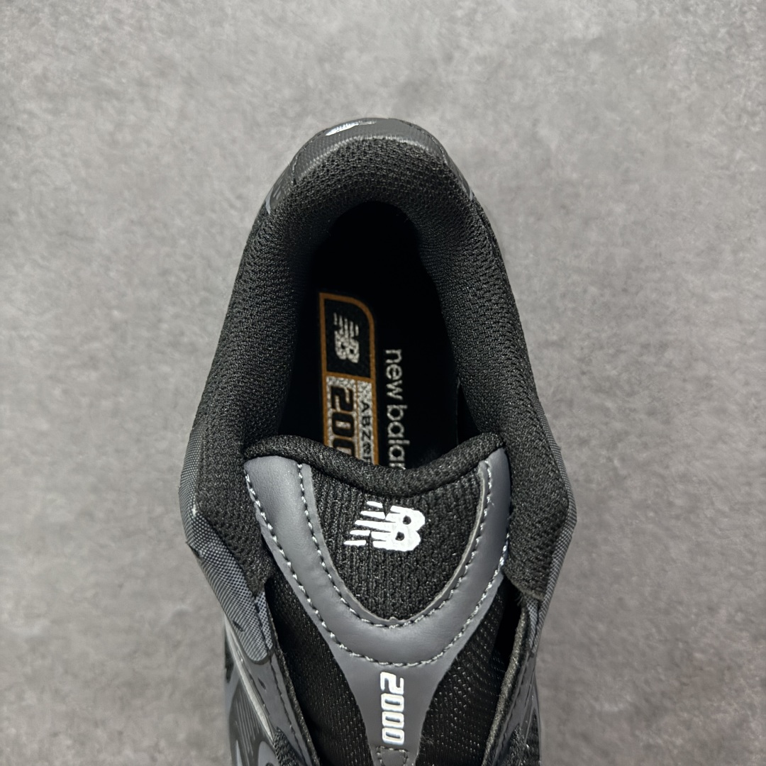 图片[7]-【公司级】New Balance NB2000 舒适百搭防滑耐磨低帮 休闲跑步鞋 New Balance 在近两年的球鞋市场屡出奇招，在经典鞋型保持进一步增长的同时，推出的每一款新鞋型也都有傲人的战绩。在 327、9060 等鞋型获得成功之后，今天 New Balance 家族又迎来了新鲜血液的注入。这双New Balance 2000 依然是融合了新旧元素的跑鞋造型，命名为 2000，或许是它的设计理念有着 Y2K 的血统。最大的亮点，在于这双鞋的中底。外侧以五个ABZORB 单元，带来极具辨识度和冲击力的视觉效果，让这双鞋在外观和脚感方面都颇具吸引力。 尺码：36 37 37.5 38 38.5 39 40 40.5 41 42 42.5 43 44 45-选品中心