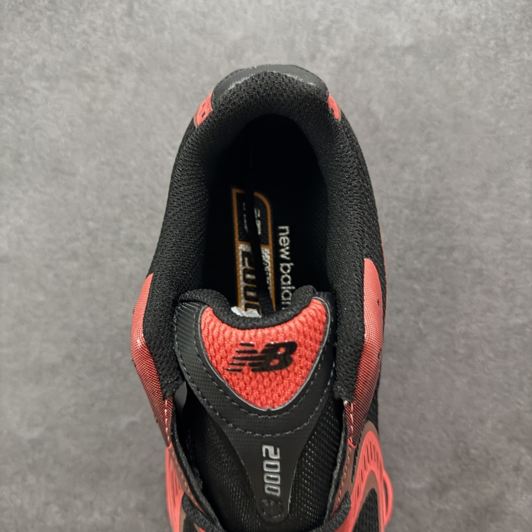 图片[7]-【公司级】New Balance NB2000 舒适百搭防滑耐磨低帮 休闲跑步鞋 New Balance 在近两年的球鞋市场屡出奇招，在经典鞋型保持进一步增长的同时，推出的每一款新鞋型也都有傲人的战绩。在 327、9060 等鞋型获得成功之后，今天 New Balance 家族又迎来了新鲜血液的注入。这双New Balance 2000 依然是融合了新旧元素的跑鞋造型，命名为 2000，或许是它的设计理念有着 Y2K 的血统。最大的亮点，在于这双鞋的中底。外侧以五个ABZORB 单元，带来极具辨识度和冲击力的视觉效果，让这双鞋在外观和脚感方面都颇具吸引力。 尺码：36 37 37.5 38 38.5 39 40 40.5 41 42 42.5 43 44 45-选品中心