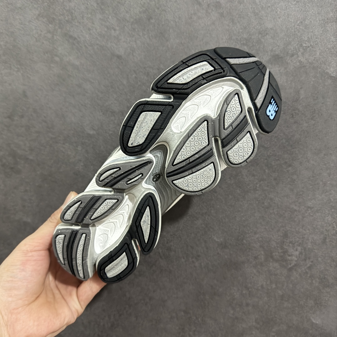 图片[9]-【公司级】New Balance NB2000 舒适百搭防滑耐磨低帮 休闲跑步鞋 New Balance 在近两年的球鞋市场屡出奇招，在经典鞋型保持进一步增长的同时，推出的每一款新鞋型也都有傲人的战绩。在 327、9060 等鞋型获得成功之后，今天 New Balance 家族又迎来了新鲜血液的注入。这双New Balance 2000 依然是融合了新旧元素的跑鞋造型，命名为 2000，或许是它的设计理念有着 Y2K 的血统。最大的亮点，在于这双鞋的中底。外侧以五个ABZORB 单元，带来极具辨识度和冲击力的视觉效果，让这双鞋在外观和脚感方面都颇具吸引力。 尺码：36 37 37.5 38 38.5 39 40 40.5 41 42 42.5 43 44 45-选品中心