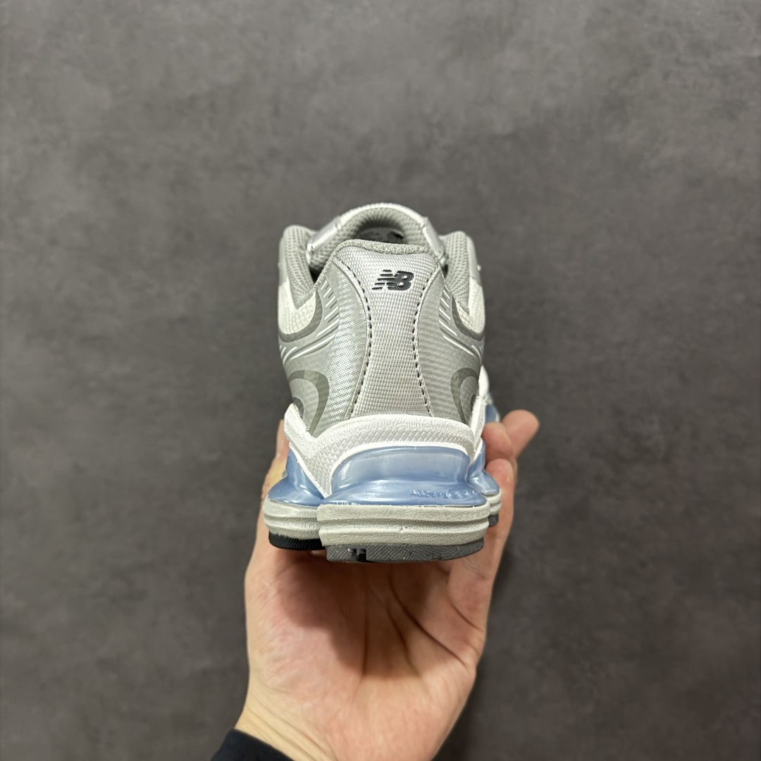 图片[4]-【公司级】New Balance NB2000 舒适百搭防滑耐磨低帮 休闲跑步鞋 New Balance 在近两年的球鞋市场屡出奇招，在经典鞋型保持进一步增长的同时，推出的每一款新鞋型也都有傲人的战绩。在 327、9060 等鞋型获得成功之后，今天 New Balance 家族又迎来了新鲜血液的注入。这双New Balance 2000 依然是融合了新旧元素的跑鞋造型，命名为 2000，或许是它的设计理念有着 Y2K 的血统。最大的亮点，在于这双鞋的中底。外侧以五个ABZORB 单元，带来极具辨识度和冲击力的视觉效果，让这双鞋在外观和脚感方面都颇具吸引力。 尺码：36 37 37.5 38 38.5 39 40 40.5 41 42 42.5 43 44 45-选品中心