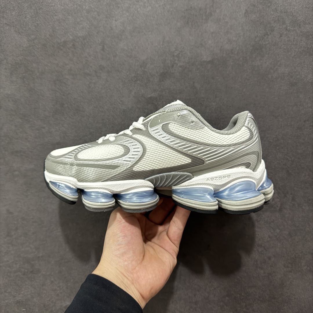 图片[2]-【公司级】New Balance NB2000 舒适百搭防滑耐磨低帮 休闲跑步鞋 New Balance 在近两年的球鞋市场屡出奇招，在经典鞋型保持进一步增长的同时，推出的每一款新鞋型也都有傲人的战绩。在 327、9060 等鞋型获得成功之后，今天 New Balance 家族又迎来了新鲜血液的注入。这双New Balance 2000 依然是融合了新旧元素的跑鞋造型，命名为 2000，或许是它的设计理念有着 Y2K 的血统。最大的亮点，在于这双鞋的中底。外侧以五个ABZORB 单元，带来极具辨识度和冲击力的视觉效果，让这双鞋在外观和脚感方面都颇具吸引力。 尺码：36 37 37.5 38 38.5 39 40 40.5 41 42 42.5 43 44 45-选品中心