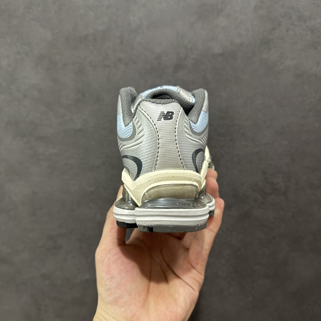 图片[4]-【公司级】New Balance NB2000 舒适百搭防滑耐磨低帮 休闲跑步鞋 New Balance 在近两年的球鞋市场屡出奇招，在经典鞋型保持进一步增长的同时，推出的每一款新鞋型也都有傲人的战绩。在 327、9060 等鞋型获得成功之后，今天 New Balance 家族又迎来了新鲜血液的注入。这双New Balance 2000 依然是融合了新旧元素的跑鞋造型，命名为 2000，或许是它的设计理念有着 Y2K 的血统。最大的亮点，在于这双鞋的中底。外侧以五个ABZORB 单元，带来极具辨识度和冲击力的视觉效果，让这双鞋在外观和脚感方面都颇具吸引力。 尺码：36 37 37.5 38 38.5 39 40 40.5 41 42 42.5 43 44 45-选品中心