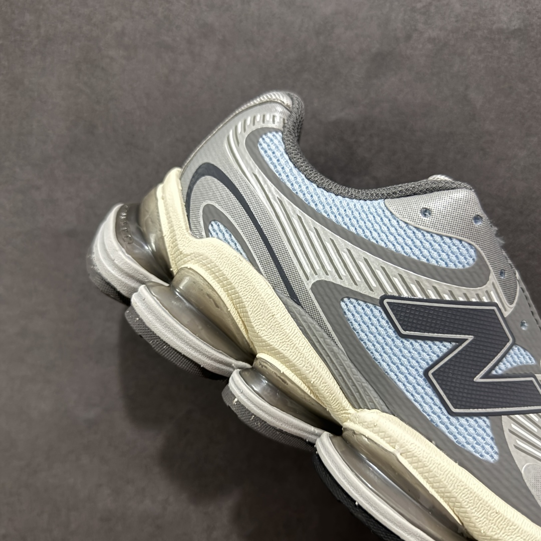 图片[6]-【公司级】New Balance NB2000 舒适百搭防滑耐磨低帮 休闲跑步鞋 New Balance 在近两年的球鞋市场屡出奇招，在经典鞋型保持进一步增长的同时，推出的每一款新鞋型也都有傲人的战绩。在 327、9060 等鞋型获得成功之后，今天 New Balance 家族又迎来了新鲜血液的注入。这双New Balance 2000 依然是融合了新旧元素的跑鞋造型，命名为 2000，或许是它的设计理念有着 Y2K 的血统。最大的亮点，在于这双鞋的中底。外侧以五个ABZORB 单元，带来极具辨识度和冲击力的视觉效果，让这双鞋在外观和脚感方面都颇具吸引力。 尺码：36 37 37.5 38 38.5 39 40 40.5 41 42 42.5 43 44 45-选品中心