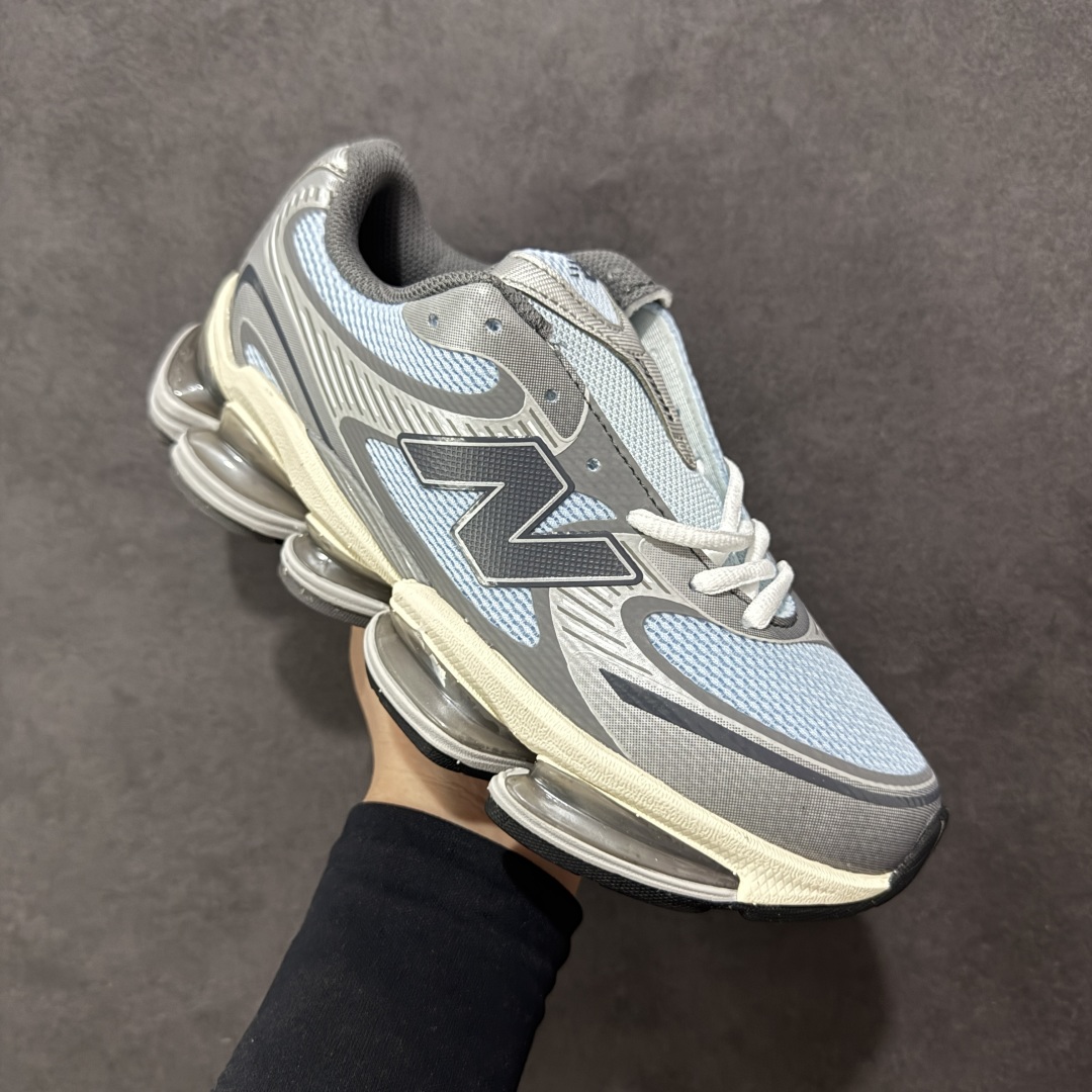 图片[3]-【公司级】New Balance NB2000 舒适百搭防滑耐磨低帮 休闲跑步鞋 New Balance 在近两年的球鞋市场屡出奇招，在经典鞋型保持进一步增长的同时，推出的每一款新鞋型也都有傲人的战绩。在 327、9060 等鞋型获得成功之后，今天 New Balance 家族又迎来了新鲜血液的注入。这双New Balance 2000 依然是融合了新旧元素的跑鞋造型，命名为 2000，或许是它的设计理念有着 Y2K 的血统。最大的亮点，在于这双鞋的中底。外侧以五个ABZORB 单元，带来极具辨识度和冲击力的视觉效果，让这双鞋在外观和脚感方面都颇具吸引力。 尺码：36 37 37.5 38 38.5 39 40 40.5 41 42 42.5 43 44 45-选品中心