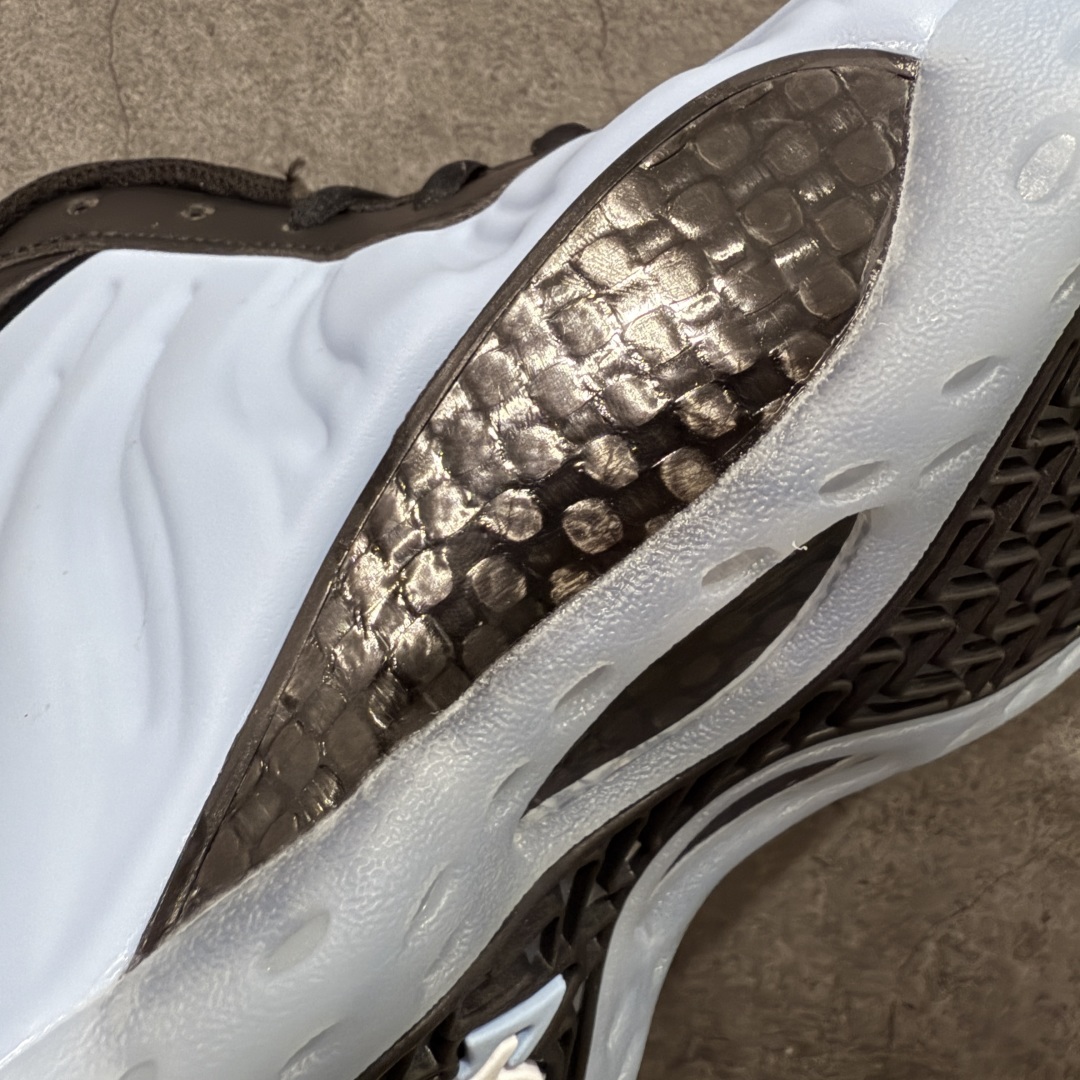 图片[4]-【莞产纯原】NK Air Foamposite One 冰蓝喷 HJ6014-400 莞产原底面 公司渠道同模具 鞋型发泡360度无死角 双层Zoom气垫植入 中底完美注胶 搭载原厂碳纤维材质 诞生于1997年的NK Air Foamposite系列可以说是整个球鞋历史上最为经典的系列之一 也就是我们常说的“喷”和“泡” 其中“喷”由Foamposite One代言人Penny的英文音译而来 而“泡”则来源于另一款鞋型 Foamposite Pro中\”pro\”的音译 在诞生初期 由于高昂的造价以及超前的外形 Foamposite系列的反对者不在少数 甚至有人认为这款鞋会毁掉整个球鞋行业 但事实证明这双灵感来自于甲虫 自带“黑科技”鞋面以及双层Zoom+大块碳板的太空球鞋不仅受到了大众的接受与追捧 并且成功的影响了篮球鞋的发展 尺码：38.5 39 40 40.5 41 42 42.5 43 44 44.5 45 46-选品中心
