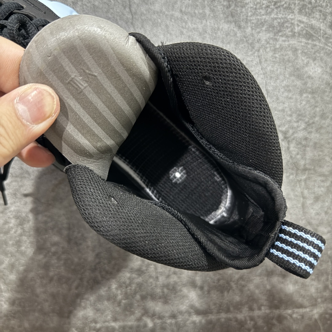图片[8]-【莞产纯原】NK Air Foamposite One 冰蓝喷 HJ6014-400 莞产原底面 公司渠道同模具 鞋型发泡360度无死角 双层Zoom气垫植入 中底完美注胶 搭载原厂碳纤维材质 诞生于1997年的NK Air Foamposite系列可以说是整个球鞋历史上最为经典的系列之一 也就是我们常说的“喷”和“泡” 其中“喷”由Foamposite One代言人Penny的英文音译而来 而“泡”则来源于另一款鞋型 Foamposite Pro中\”pro\”的音译 在诞生初期 由于高昂的造价以及超前的外形 Foamposite系列的反对者不在少数 甚至有人认为这款鞋会毁掉整个球鞋行业 但事实证明这双灵感来自于甲虫 自带“黑科技”鞋面以及双层Zoom+大块碳板的太空球鞋不仅受到了大众的接受与追捧 并且成功的影响了篮球鞋的发展 尺码：38.5 39 40 40.5 41 42 42.5 43 44 44.5 45 46-选品中心