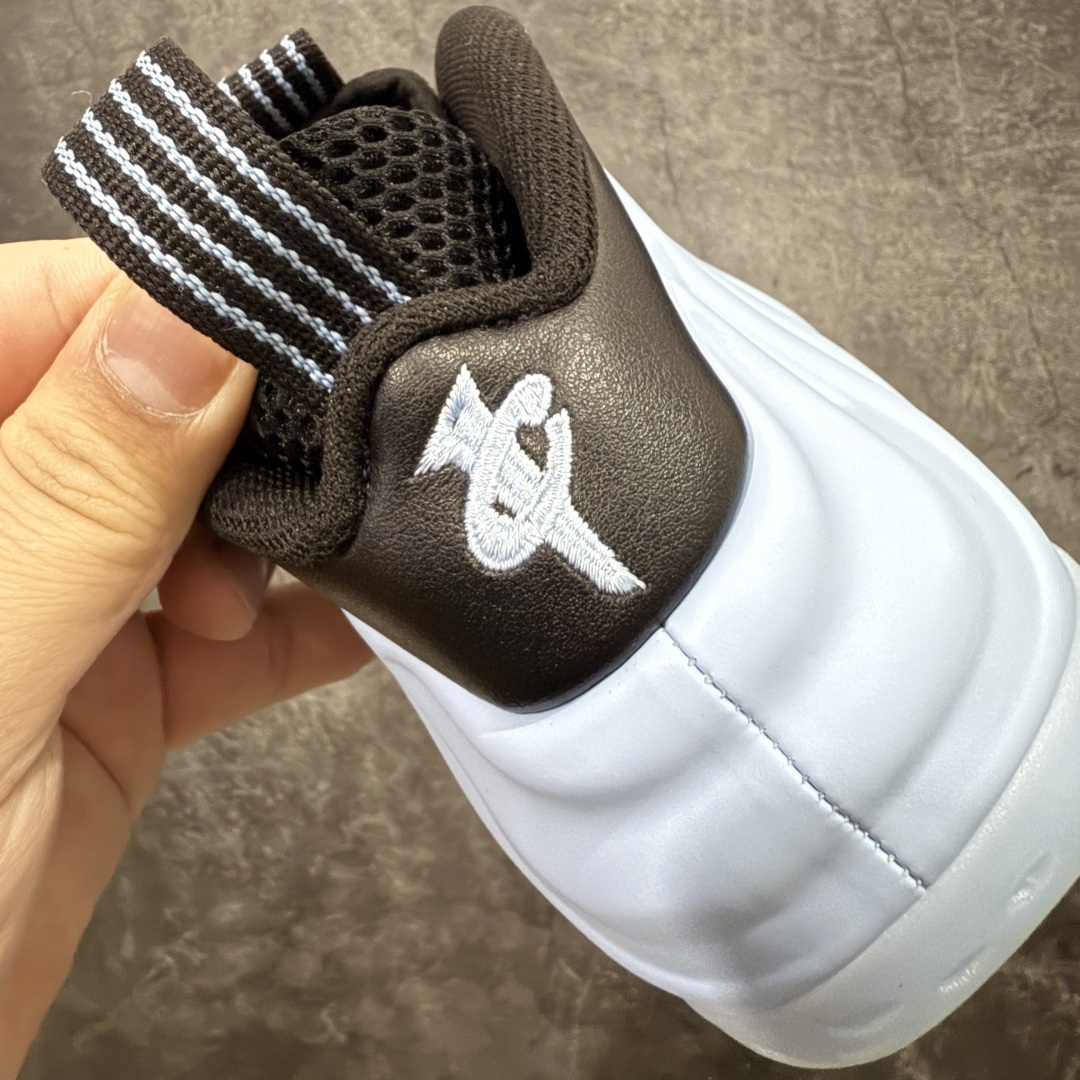图片[2]-【莞产纯原】NK Air Foamposite One 冰蓝喷 HJ6014-400 莞产原底面 公司渠道同模具 鞋型发泡360度无死角 双层Zoom气垫植入 中底完美注胶 搭载原厂碳纤维材质 诞生于1997年的NK Air Foamposite系列可以说是整个球鞋历史上最为经典的系列之一 也就是我们常说的“喷”和“泡” 其中“喷”由Foamposite One代言人Penny的英文音译而来 而“泡”则来源于另一款鞋型 Foamposite Pro中\”pro\”的音译 在诞生初期 由于高昂的造价以及超前的外形 Foamposite系列的反对者不在少数 甚至有人认为这款鞋会毁掉整个球鞋行业 但事实证明这双灵感来自于甲虫 自带“黑科技”鞋面以及双层Zoom+大块碳板的太空球鞋不仅受到了大众的接受与追捧 并且成功的影响了篮球鞋的发展 尺码：38.5 39 40 40.5 41 42 42.5 43 44 44.5 45 46-选品中心