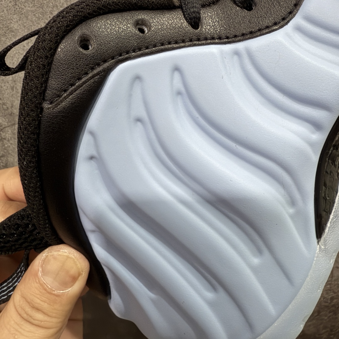 图片[3]-【莞产纯原】NK Air Foamposite One 冰蓝喷 HJ6014-400 莞产原底面 公司渠道同模具 鞋型发泡360度无死角 双层Zoom气垫植入 中底完美注胶 搭载原厂碳纤维材质 诞生于1997年的NK Air Foamposite系列可以说是整个球鞋历史上最为经典的系列之一 也就是我们常说的“喷”和“泡” 其中“喷”由Foamposite One代言人Penny的英文音译而来 而“泡”则来源于另一款鞋型 Foamposite Pro中\”pro\”的音译 在诞生初期 由于高昂的造价以及超前的外形 Foamposite系列的反对者不在少数 甚至有人认为这款鞋会毁掉整个球鞋行业 但事实证明这双灵感来自于甲虫 自带“黑科技”鞋面以及双层Zoom+大块碳板的太空球鞋不仅受到了大众的接受与追捧 并且成功的影响了篮球鞋的发展 尺码：38.5 39 40 40.5 41 42 42.5 43 44 44.5 45 46-选品中心