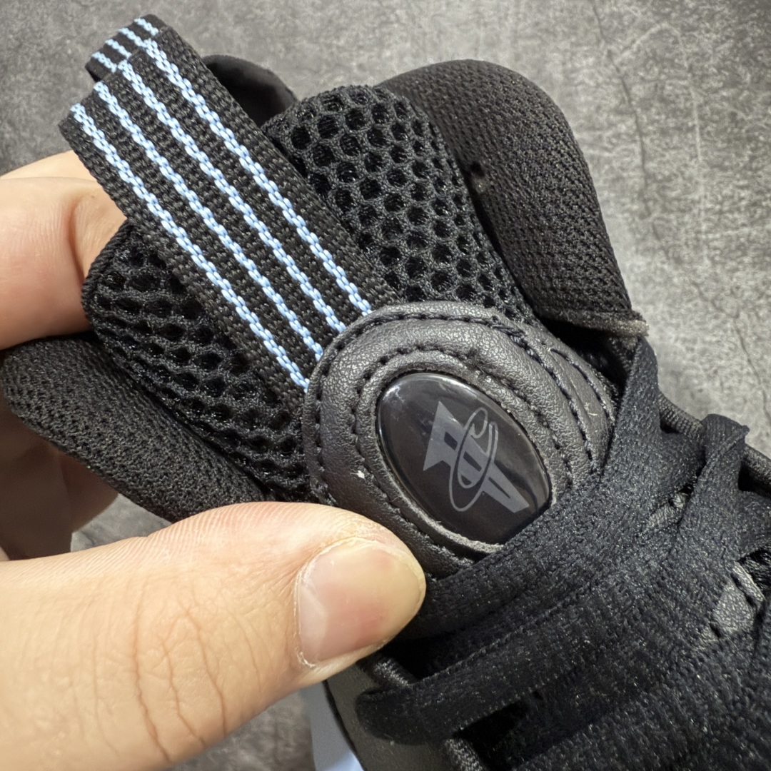 图片[6]-【莞产纯原】NK Air Foamposite One 冰蓝喷 HJ6014-400 莞产原底面 公司渠道同模具 鞋型发泡360度无死角 双层Zoom气垫植入 中底完美注胶 搭载原厂碳纤维材质 诞生于1997年的NK Air Foamposite系列可以说是整个球鞋历史上最为经典的系列之一 也就是我们常说的“喷”和“泡” 其中“喷”由Foamposite One代言人Penny的英文音译而来 而“泡”则来源于另一款鞋型 Foamposite Pro中\”pro\”的音译 在诞生初期 由于高昂的造价以及超前的外形 Foamposite系列的反对者不在少数 甚至有人认为这款鞋会毁掉整个球鞋行业 但事实证明这双灵感来自于甲虫 自带“黑科技”鞋面以及双层Zoom+大块碳板的太空球鞋不仅受到了大众的接受与追捧 并且成功的影响了篮球鞋的发展 尺码：38.5 39 40 40.5 41 42 42.5 43 44 44.5 45 46-选品中心