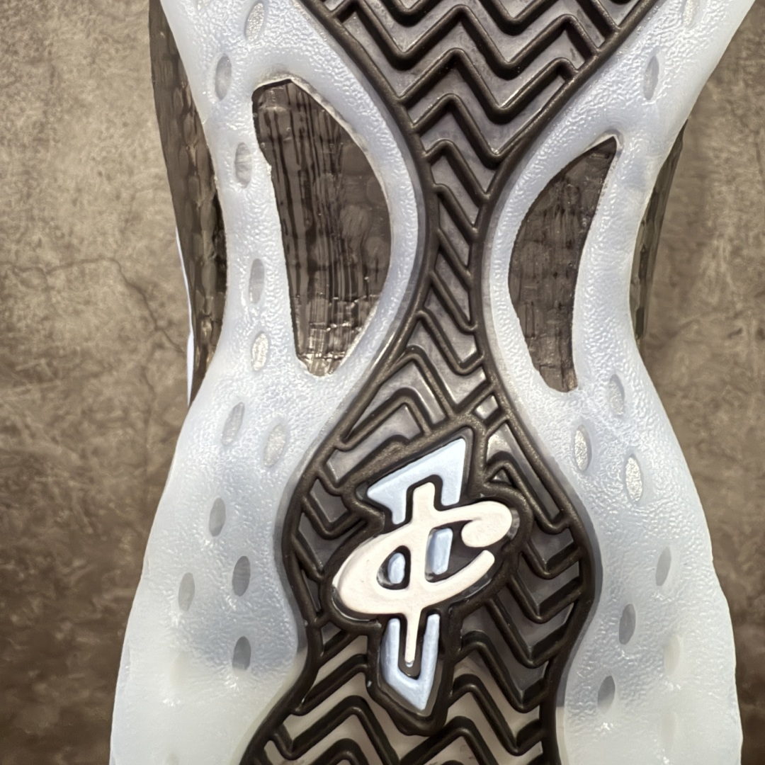 图片[9]-【莞产纯原】NK Air Foamposite One 冰蓝喷 HJ6014-400 莞产原底面 公司渠道同模具 鞋型发泡360度无死角 双层Zoom气垫植入 中底完美注胶 搭载原厂碳纤维材质 诞生于1997年的NK Air Foamposite系列可以说是整个球鞋历史上最为经典的系列之一 也就是我们常说的“喷”和“泡” 其中“喷”由Foamposite One代言人Penny的英文音译而来 而“泡”则来源于另一款鞋型 Foamposite Pro中\”pro\”的音译 在诞生初期 由于高昂的造价以及超前的外形 Foamposite系列的反对者不在少数 甚至有人认为这款鞋会毁掉整个球鞋行业 但事实证明这双灵感来自于甲虫 自带“黑科技”鞋面以及双层Zoom+大块碳板的太空球鞋不仅受到了大众的接受与追捧 并且成功的影响了篮球鞋的发展 尺码：38.5 39 40 40.5 41 42 42.5 43 44 44.5 45 46-选品中心
