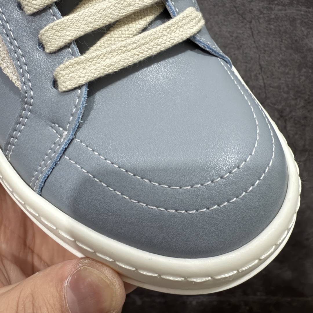 图片[4]-【G版纯原】Rick Owens Edfu 瑞克·欧文斯低帮皮面时尚运动板鞋 雾霾蓝 二级市场已经7K以上 平台客户随意卖四位数 RO广东原厂出品 纯原天花板 原版一比一复刻 冲正绝不翻车 还原度达到百分之98以上 原楦开发纸版版型 ZP拆解原版1：1复模裁片纸版 力求做到0错位 这样才能达到和zp一致的鞋型味道 采用进口cnc数控机床开发对版独家tpu奶香大底 区别于市场所有版本 zp同源全头层粒面小牛皮 达到和zp一致手感 原厂进口细纹布 万邦订购原厂高弹粉红色海绵 内里搭配软质细腻羊皮 TPU高密度大底 软硬度透光度高已经测试和原版一致 尺码：36 37 38 39 40 41 42 43 44 45 46-选品中心