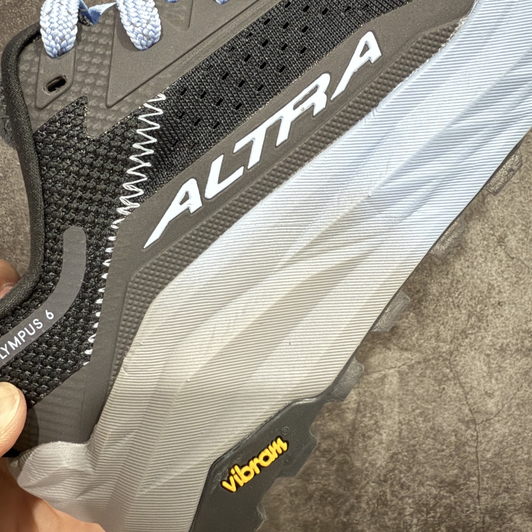 图片[3]-【纯原版】Altra OLYMPUS 6 奥创奥林匹斯六代舒适百搭防滑耐磨低帮户外跑步鞋 2009年，长跑精英运动员Golden Harper在美国犹他州创立了“Altra Footwear”，跑鞋特点是采用舒适的FootShape™M（很适鞋楦）设计和独特的BalancedCushioning™（平衡缓冲）技术，帮助遭受伤病困扰的跑者回归跑步，从而迅速积累起良好的口碑。2011年品牌迅速发展，屡获大奖。2015年开始不仅占据全美跑鞋前十，足迹更是遍布全球。2016年Altra正式进入中国市场，凭借独特的品牌风格以及出色的性能表现，三年来获得越来越多普通跑者的喜爱。销售业绩增长迅速，成为中国越野跑市场占有量前三的跑鞋品牌。 尺码：39 40 40.5 41 42 42.5 43 44 44.5 45-选品中心