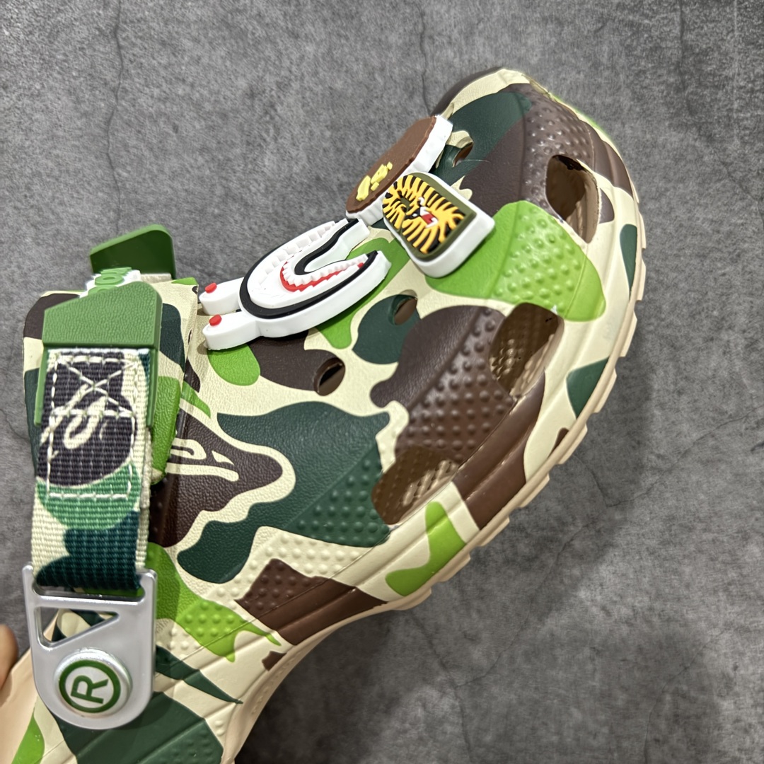 Bape x crocs classic clog卡骆驰 Classic clog 迷彩印花 舒适百搭 洞洞鞋