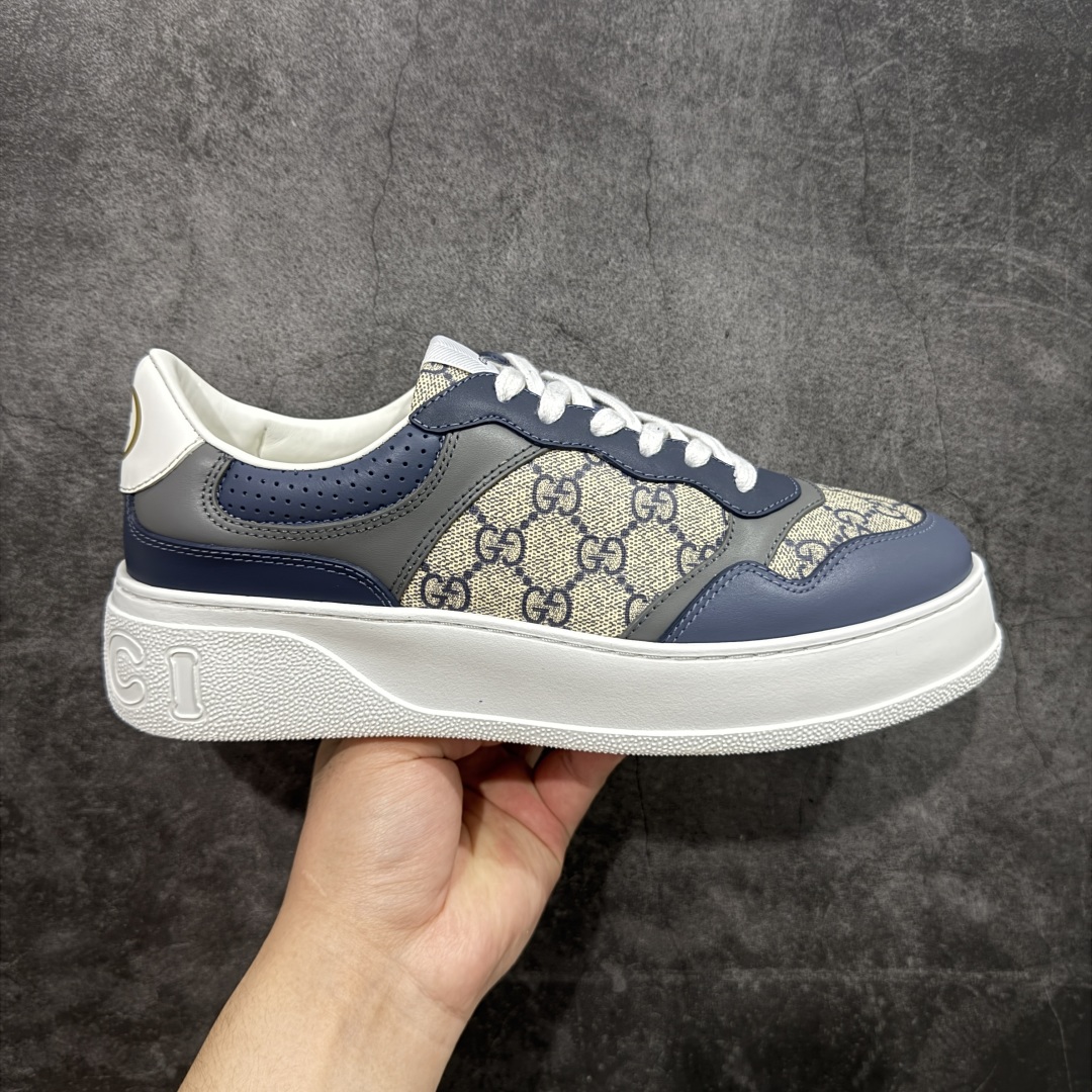 【HS顶级礼盒版】Gucci 2025全新升级版 GG情侣款厚底饼干鞋 小白鞋运动平板鞋 原版原色,配航空礼盒包装 明星 网红 小红书等必定种草打call❤ 原版定制牛皮面料(经典老花布,穿孔,压纹工艺),原版底有大Gucci Logo,后跟还有个GG Logo, 原版定制,超柔软牛皮内里,牛皮垫脚👍 5cm*厚底,经典gucci织带 尺码:40-45-选品中心