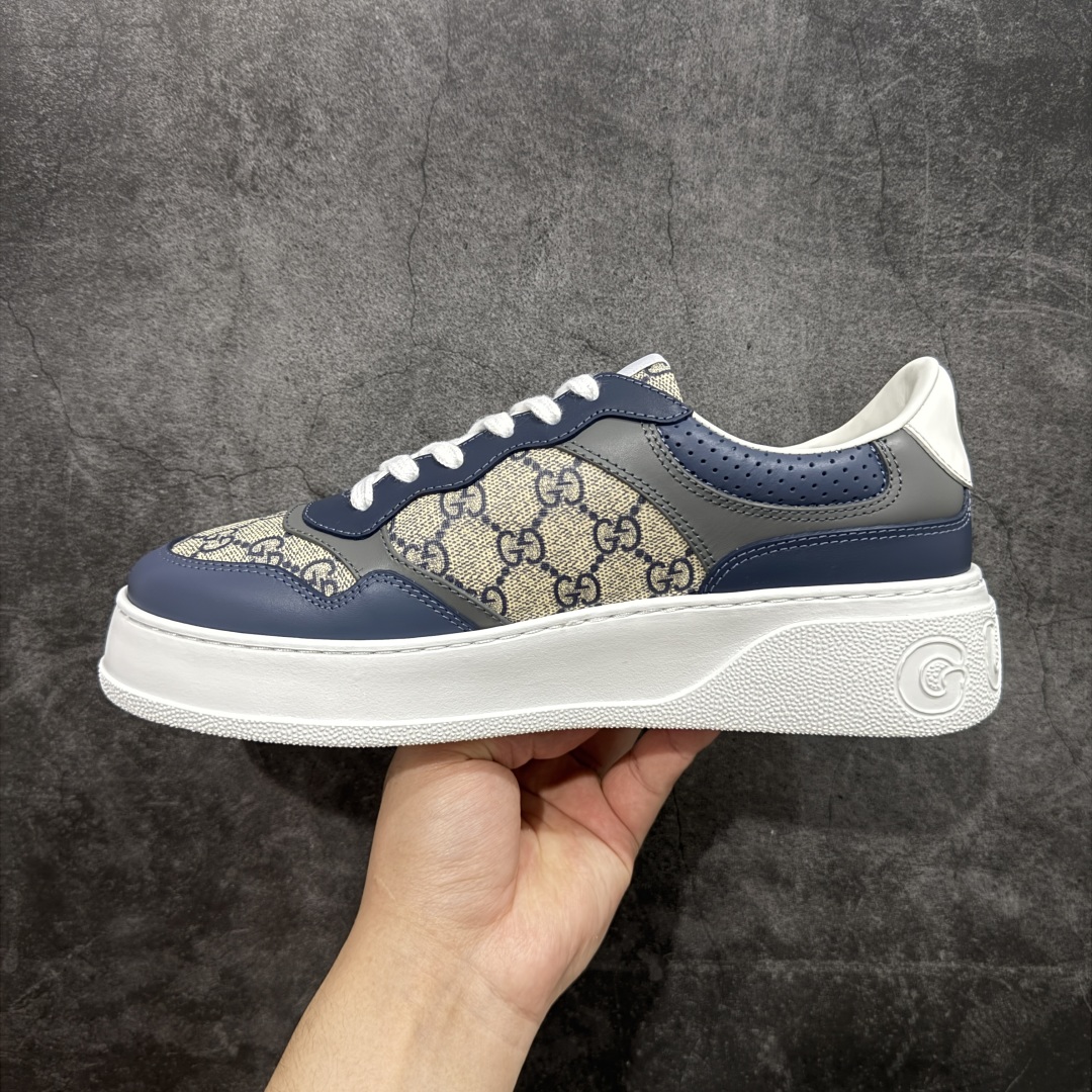 图片[2]-【HS顶级礼盒版】Gucci 2025全新升级版 GG情侣款厚底饼干鞋 小白鞋运动平板鞋 原版原色，配航空礼盒包装 明星 网红 小红书等必定种草打call❤ 原版定制牛皮面料(经典老花布，穿孔，压纹工艺)，原版底有大Gucci Logo，后跟还有个GG Logo， 原版定制，超柔软牛皮内里，牛皮垫脚👍 5cm*厚底，经典gucci织带 尺码：40-45-选品中心