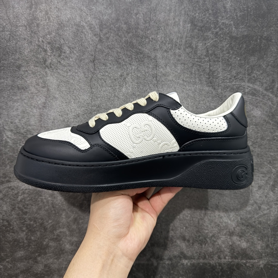 图片[2]-【HS顶级礼盒版】Gucci 2025全新升级版 GG情侣款厚底饼干鞋 小白鞋运动平板鞋 原版原色，配航空礼盒包装 明星 网红 小红书等必定种草打call❤ 原版定制牛皮面料(经典老花布，穿孔，压纹工艺)，原版底有大Gucci Logo，后跟还有个GG Logo， 原版定制，超柔软牛皮内里，牛皮垫脚👍 5cm*厚底，经典gucci织带 尺码：35-45-选品中心