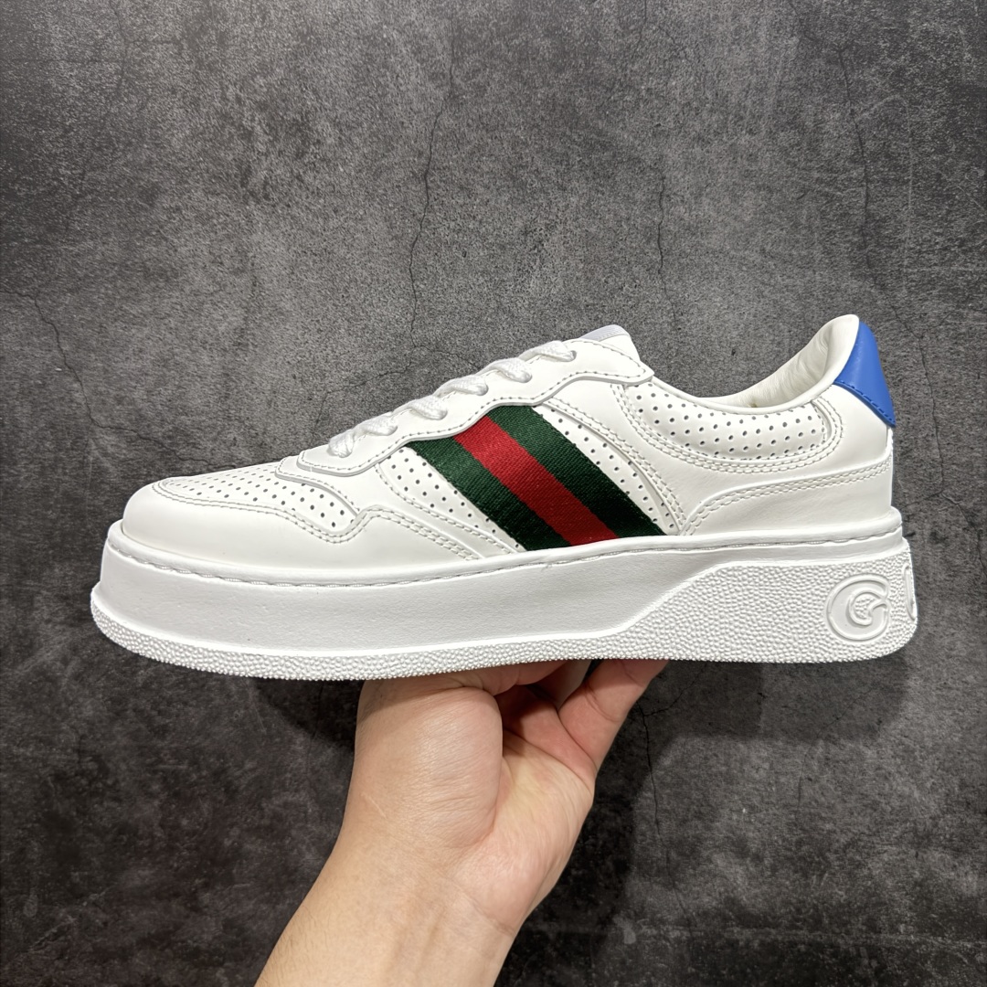 图片[2]-【HS顶级礼盒版】Gucci 2025全新升级版 GG情侣款厚底饼干鞋 小白鞋运动平板鞋 原版原色，配航空礼盒包装 明星 网红 小红书等必定种草打call❤ 原版定制牛皮面料(经典老花布，穿孔，压纹工艺)，原版底有大Gucci Logo，后跟还有个GG Logo， 原版定制，超柔软牛皮内里，牛皮垫脚👍 5cm*厚底，经典gucci织带 尺码：35-45-选品中心