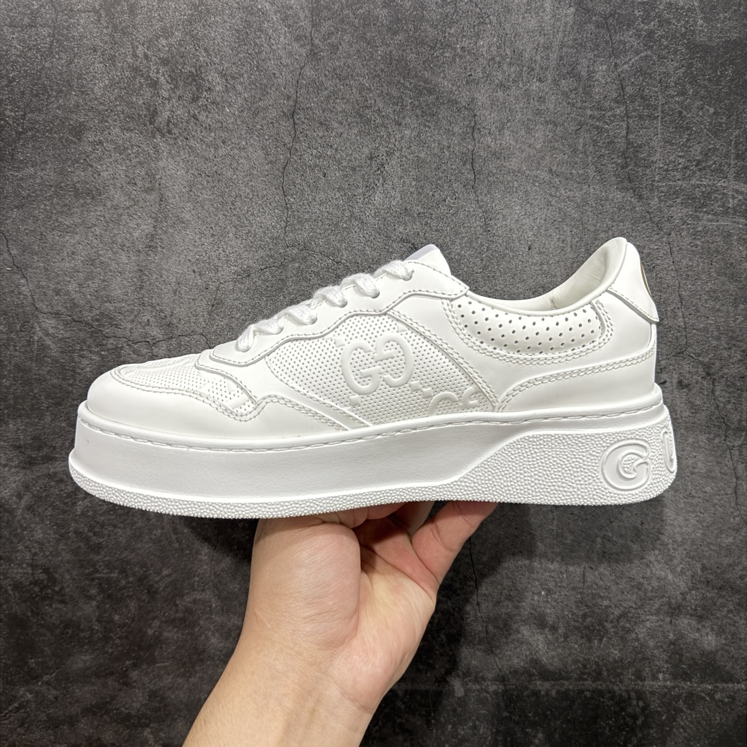 图片[2]-【HS顶级礼盒版】Gucci 2025全新升级版 GG情侣款厚底饼干鞋 小白鞋运动平板鞋 原版原色，配航空礼盒包装 明星 网红 小红书等必定种草打call❤ 原版定制牛皮面料(经典老花布，穿孔，压纹工艺)，原版底有大Gucci Logo，后跟还有个GG Logo， 原版定制，超柔软牛皮内里，牛皮垫脚👍 5cm*厚底，经典gucci织带 尺码：35-45-选品中心
