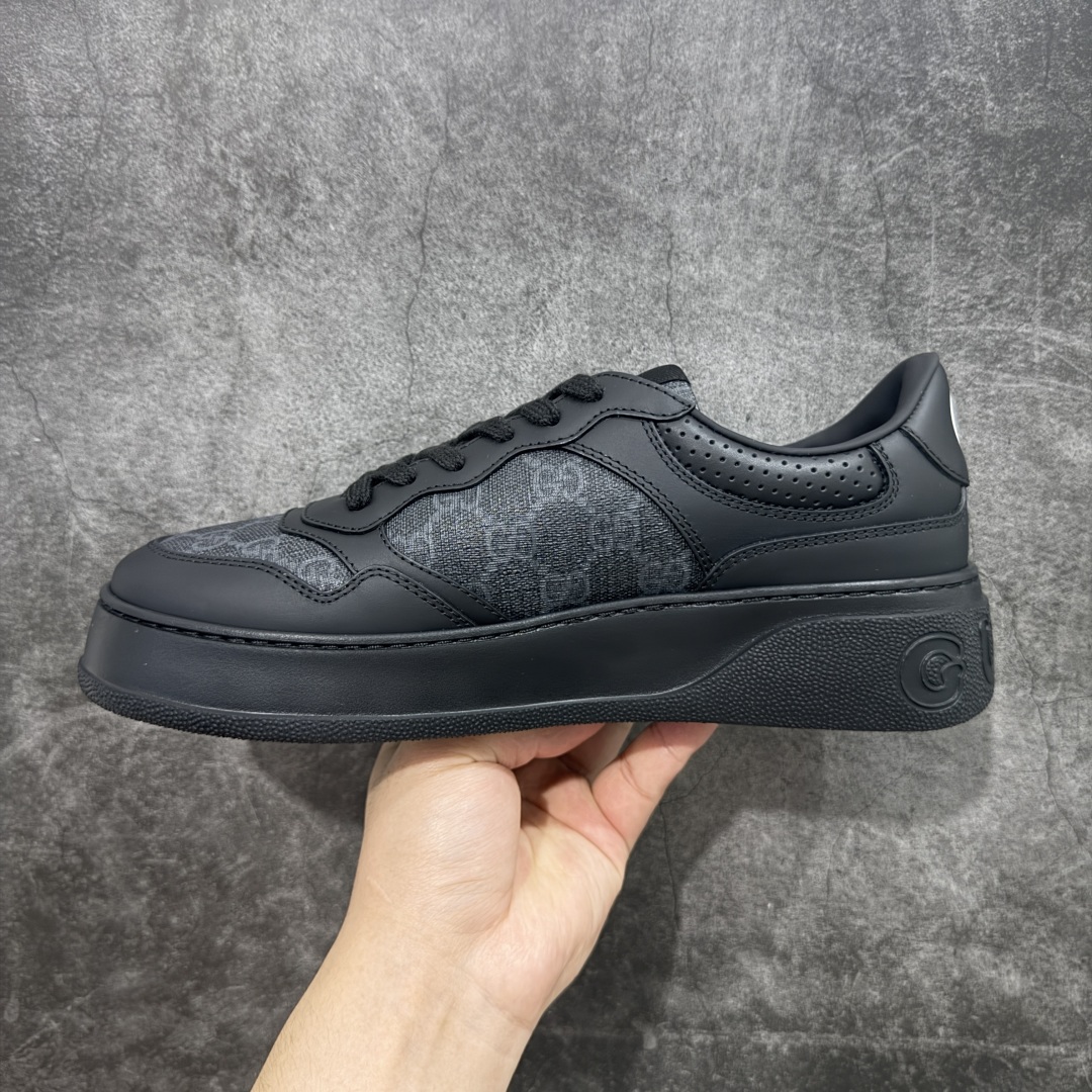 图片[2]-【HS顶级礼盒版】Gucci 2025全新升级版 GG情侣款厚底饼干鞋 小白鞋运动平板鞋 原版原色，配航空礼盒包装 明星 网红 小红书等必定种草打call❤ 原版定制牛皮面料(经典老花布，穿孔，压纹工艺)，原版底有大Gucci Logo，后跟还有个GG Logo， 原版定制，超柔软牛皮内里，牛皮垫脚👍 5cm*厚底，经典gucci织带 尺码：40-45-选品中心