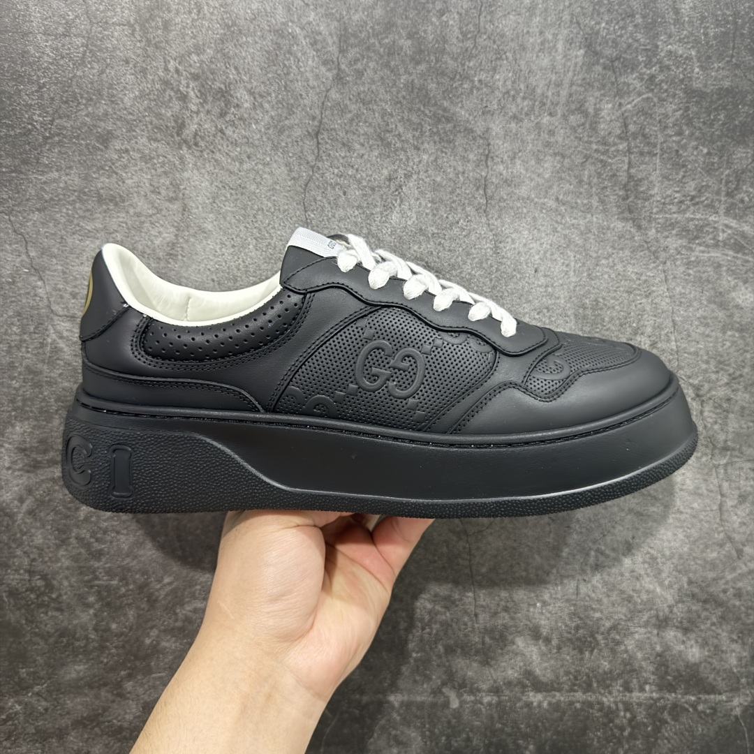【HS顶级礼盒版】Gucci 2025全新升级版 GG情侣款厚底饼干鞋 小白鞋运动平板鞋 原版原色,配航空礼盒包装 明星 网红 小红书等必定种草打call❤ 原版定制牛皮面料(经典老花布,穿孔,压纹工艺),原版底有大Gucci Logo,后跟还有个GG Logo, 原版定制,超柔软牛皮内里,牛皮垫脚👍 5cm*厚底,经典gucci织带 尺码:40-45-选品中心