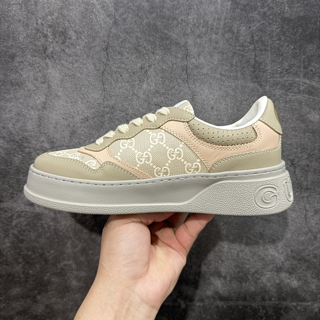 图片[2]-【HS顶级礼盒版】Gucci 2025全新升级版 GG情侣款厚底饼干鞋 小白鞋运动平板鞋 原版原色，配航空礼盒包装 明星 网红 小红书等必定种草打call❤ 原版定制牛皮面料(经典老花布，穿孔，压纹工艺)，原版底有大Gucci Logo，后跟还有个GG Logo， 原版定制，超柔软牛皮内里，牛皮垫脚👍 5cm*厚底，经典gucci织带 尺码：35-39-选品中心