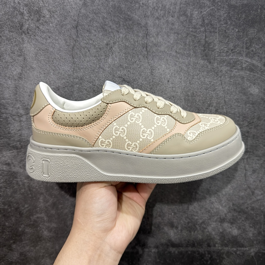【HS顶级礼盒版】Gucci 2025全新升级版 GG情侣款厚底饼干鞋 小白鞋运动平板鞋 原版原色,配航空礼盒包装 明星 网红 小红书等必定种草打call❤ 原版定制牛皮面料(经典老花布,穿孔,压纹工艺),原版底有大Gucci Logo,后跟还有个GG Logo, 原版定制,超柔软牛皮内里,牛皮垫脚👍 5cm*厚底,经典gucci织带 尺码:35-39-选品中心