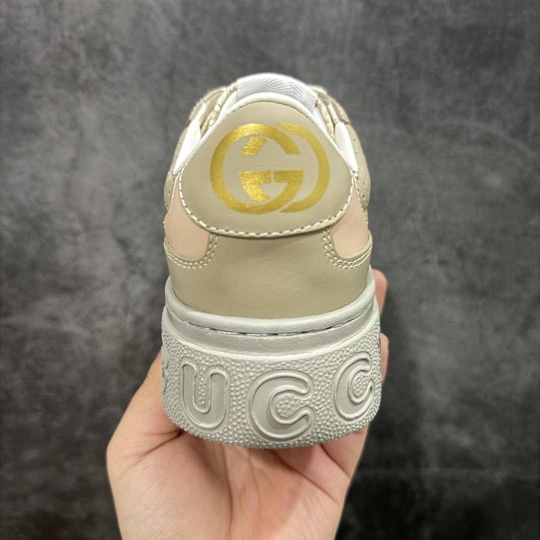 图片[4]-【HS顶级礼盒版】Gucci 2025全新升级版 GG情侣款厚底饼干鞋 小白鞋运动平板鞋 原版原色，配航空礼盒包装 明星 网红 小红书等必定种草打call❤ 原版定制牛皮面料(经典老花布，穿孔，压纹工艺)，原版底有大Gucci Logo，后跟还有个GG Logo， 原版定制，超柔软牛皮内里，牛皮垫脚👍 5cm*厚底，经典gucci织带 尺码：35-39-选品中心