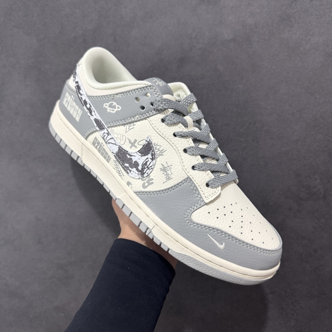 【定制版】Nike SB Dunk Low 斯图西联名 亮灰涂鸦 周年高端定制 低帮休闲板鞋 XS6089-588