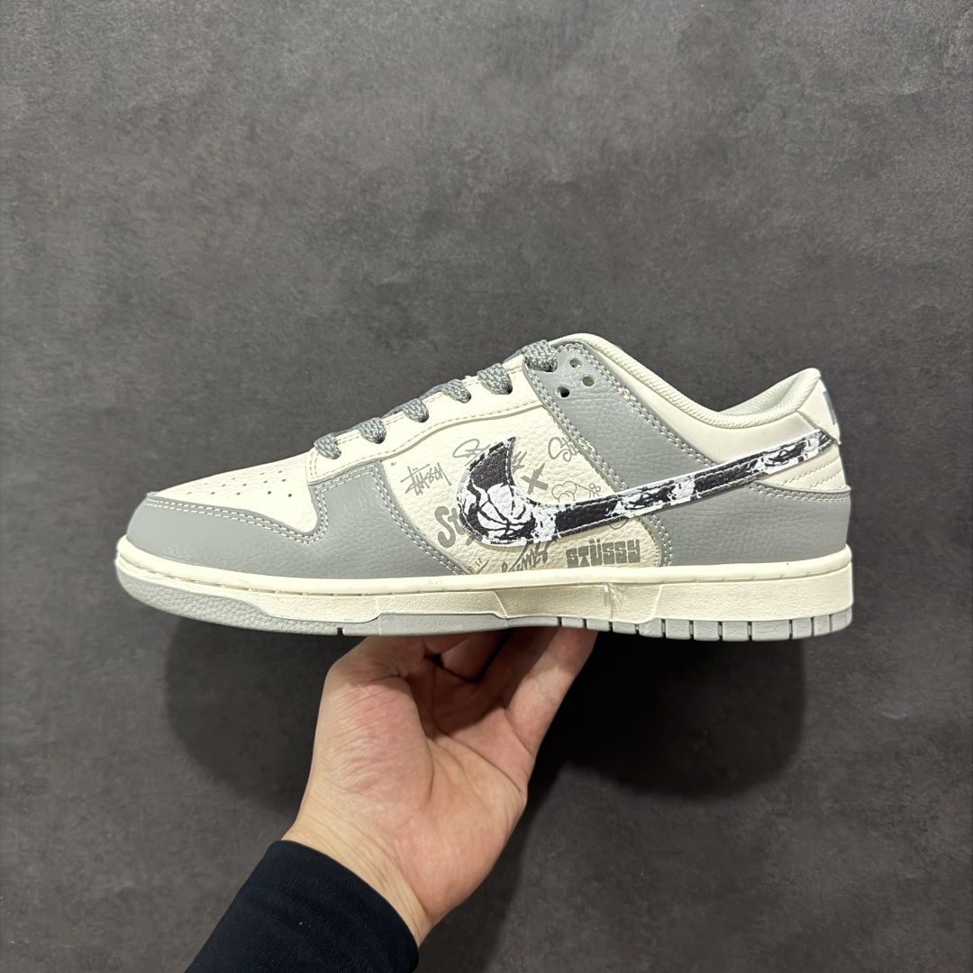 【定制版】Nike SB Dunk Low 斯图西联名 亮灰涂鸦 周年高端定制 低帮休闲板鞋 XS6089-588