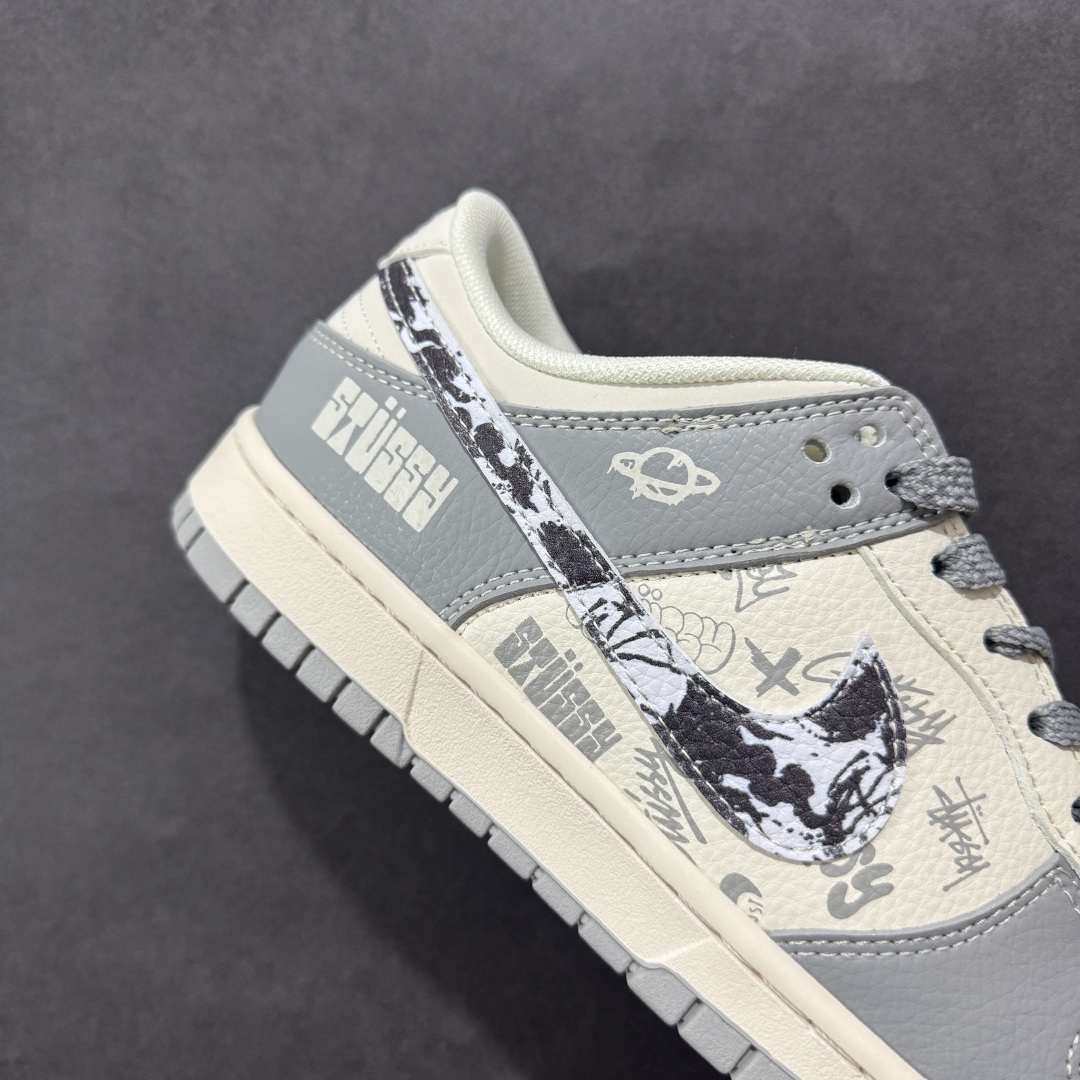 【定制版】Nike SB Dunk Low 斯图西联名 亮灰涂鸦 周年高端定制 低帮休闲板鞋 XS6089-588