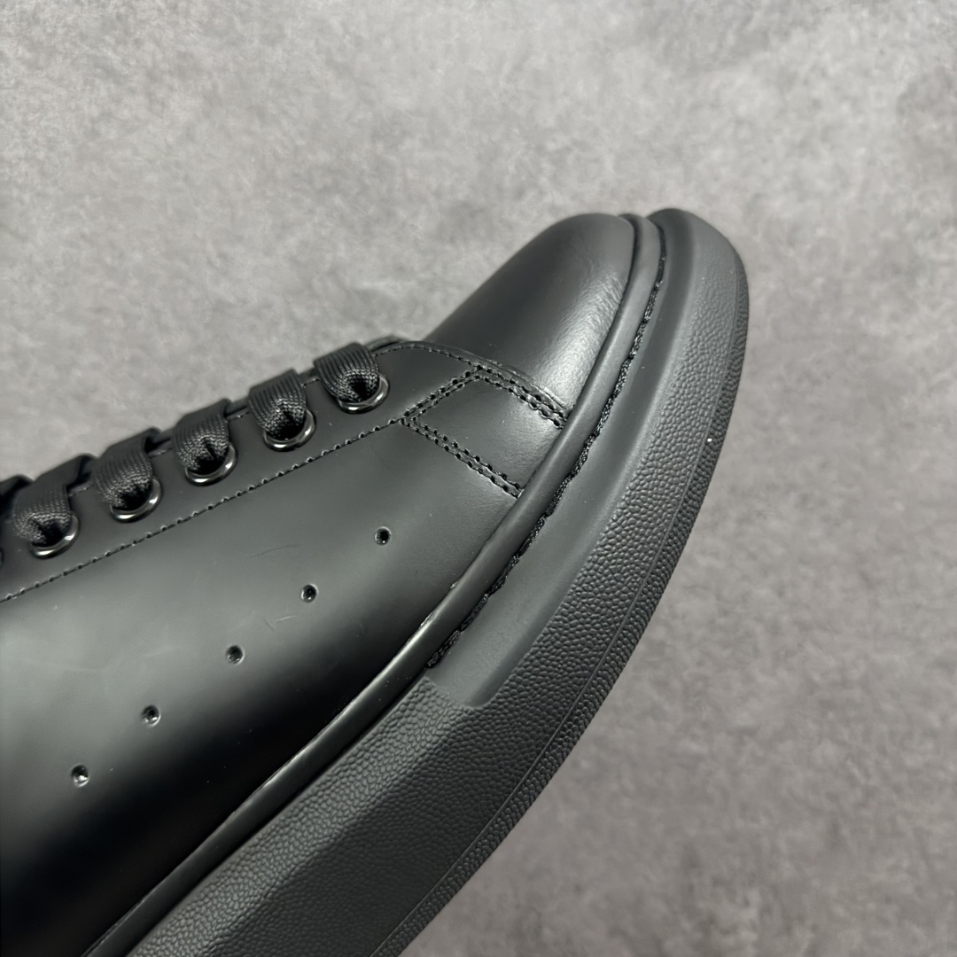 图片[5]-【顶级特价版】亚历山大 Alexander McQueen 麦昆小白鞋 全套专柜包装物及配件(附送快递加固牛皮纸盒) 外盒标嵌入核心防伪芯片装置,秒杀市面文案版本 鞋底支持NFC原码独立扫描 采用丝绸硬质头层小牛皮鞋面材质 内外超软小羊皮贴脚透气及超软PU脚感乳胶物料鞋 外置原抽真空高密度增高底 白色光滑牛皮革系带运动鞋，圆头设计，鞋跟点缀黑色绒面革细节。搭配宽扁鞋带，鞋舌和后帮饰有 Alexander McQueen 品牌标志。阔型橡胶鞋底。运动鞋另配一副白色鞋带材料 100% 小牛皮 所有细节与原版一致 尺码：35 36 37 38 39 40 41 42 43 44 45-选品中心