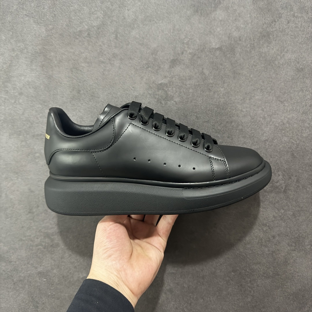 【顶级特价版】亚历山大 Alexander McQueen 麦昆小白鞋 全套专柜包装物及配件(附送快递加固牛皮纸盒) 外盒标嵌入核心防伪芯片装置,秒杀市面文案版本 鞋底支持NFC原码独立扫描 采用丝绸硬质头层小牛皮鞋面材质 内外超软小羊皮贴脚透气及超软PU脚感乳胶物料鞋 外置原抽真空高密度增高底 白色光滑牛皮革系带运动鞋,圆头设计,鞋跟点缀黑色绒面革细节。搭配宽扁鞋带,鞋舌和后帮饰有 Alexander McQueen 品牌标志。阔型橡胶鞋底。运动鞋另配一副白色鞋带材料 100% 小牛皮 所有细节与原版一致 尺码:35 36 37 38 39 40 41 42 43 44 45-选品中心