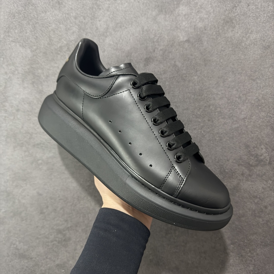 图片[3]-【顶级特价版】亚历山大 Alexander McQueen 麦昆小白鞋 全套专柜包装物及配件(附送快递加固牛皮纸盒) 外盒标嵌入核心防伪芯片装置,秒杀市面文案版本 鞋底支持NFC原码独立扫描 采用丝绸硬质头层小牛皮鞋面材质 内外超软小羊皮贴脚透气及超软PU脚感乳胶物料鞋 外置原抽真空高密度增高底 白色光滑牛皮革系带运动鞋，圆头设计，鞋跟点缀黑色绒面革细节。搭配宽扁鞋带，鞋舌和后帮饰有 Alexander McQueen 品牌标志。阔型橡胶鞋底。运动鞋另配一副白色鞋带材料 100% 小牛皮 所有细节与原版一致 尺码：35 36 37 38 39 40 41 42 43 44 45-选品中心