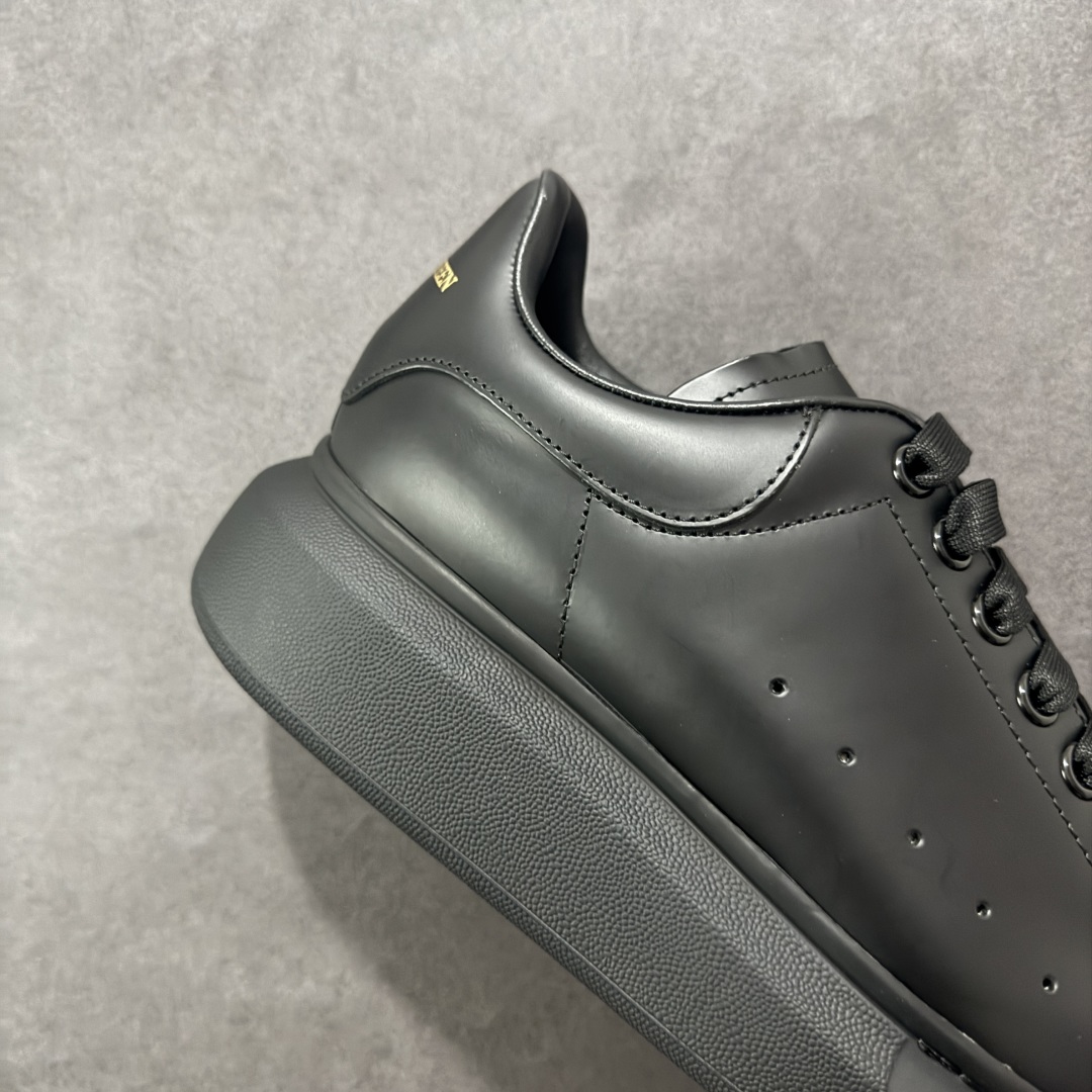 图片[6]-【顶级特价版】亚历山大 Alexander McQueen 麦昆小白鞋 全套专柜包装物及配件(附送快递加固牛皮纸盒) 外盒标嵌入核心防伪芯片装置,秒杀市面文案版本 鞋底支持NFC原码独立扫描 采用丝绸硬质头层小牛皮鞋面材质 内外超软小羊皮贴脚透气及超软PU脚感乳胶物料鞋 外置原抽真空高密度增高底 白色光滑牛皮革系带运动鞋，圆头设计，鞋跟点缀黑色绒面革细节。搭配宽扁鞋带，鞋舌和后帮饰有 Alexander McQueen 品牌标志。阔型橡胶鞋底。运动鞋另配一副白色鞋带材料 100% 小牛皮 所有细节与原版一致 尺码：35 36 37 38 39 40 41 42 43 44 45-选品中心