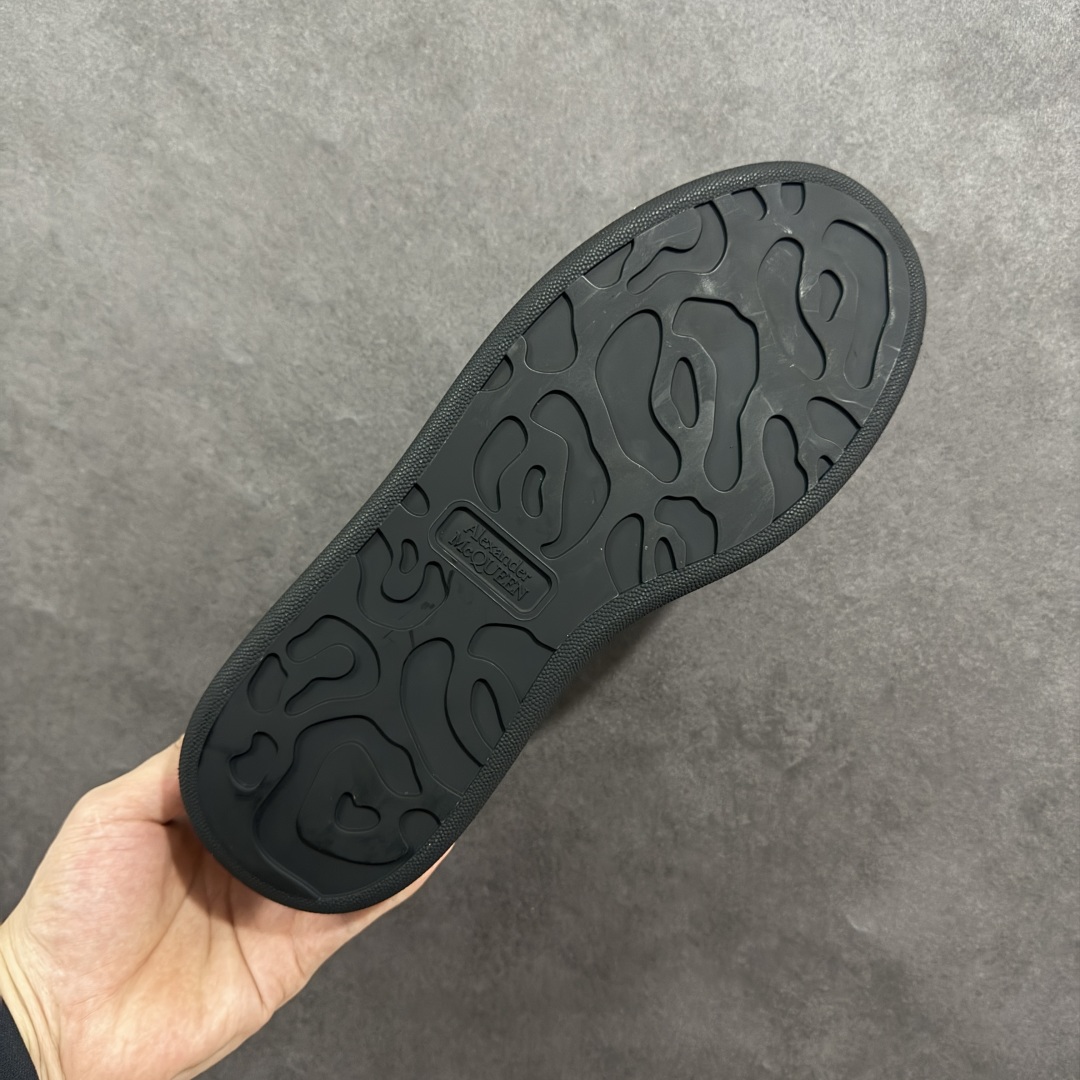 图片[9]-【顶级特价版】亚历山大 Alexander McQueen 麦昆小白鞋 全套专柜包装物及配件(附送快递加固牛皮纸盒) 外盒标嵌入核心防伪芯片装置,秒杀市面文案版本 鞋底支持NFC原码独立扫描 采用丝绸硬质头层小牛皮鞋面材质 内外超软小羊皮贴脚透气及超软PU脚感乳胶物料鞋 外置原抽真空高密度增高底 白色光滑牛皮革系带运动鞋，圆头设计，鞋跟点缀黑色绒面革细节。搭配宽扁鞋带，鞋舌和后帮饰有 Alexander McQueen 品牌标志。阔型橡胶鞋底。运动鞋另配一副白色鞋带材料 100% 小牛皮 所有细节与原版一致 尺码：35 36 37 38 39 40 41 42 43 44 45-选品中心