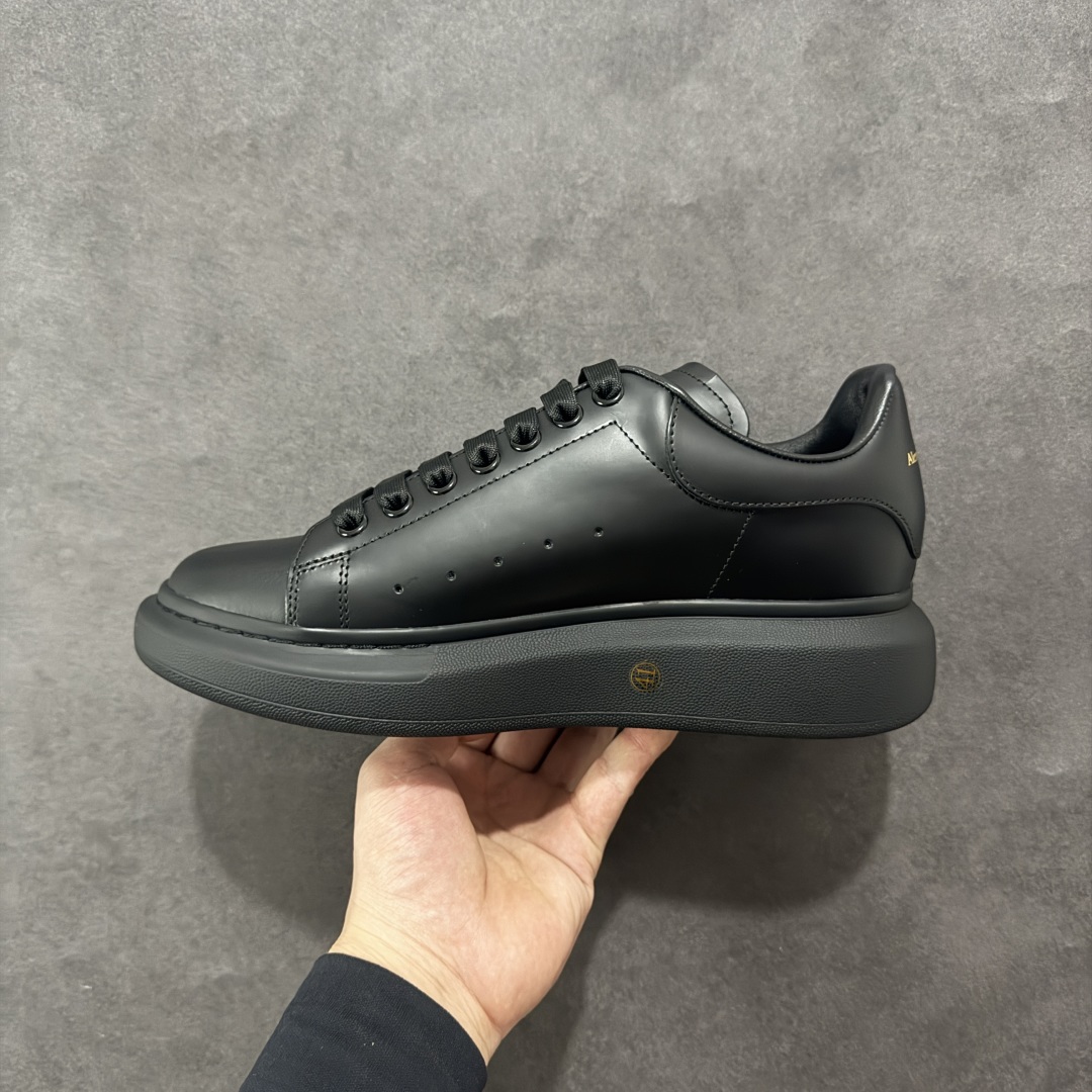 图片[2]-【顶级特价版】亚历山大 Alexander McQueen 麦昆小白鞋 全套专柜包装物及配件(附送快递加固牛皮纸盒) 外盒标嵌入核心防伪芯片装置,秒杀市面文案版本 鞋底支持NFC原码独立扫描 采用丝绸硬质头层小牛皮鞋面材质 内外超软小羊皮贴脚透气及超软PU脚感乳胶物料鞋 外置原抽真空高密度增高底 白色光滑牛皮革系带运动鞋，圆头设计，鞋跟点缀黑色绒面革细节。搭配宽扁鞋带，鞋舌和后帮饰有 Alexander McQueen 品牌标志。阔型橡胶鞋底。运动鞋另配一副白色鞋带材料 100% 小牛皮 所有细节与原版一致 尺码：35 36 37 38 39 40 41 42 43 44 45-选品中心