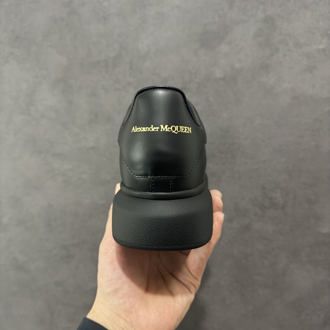 图片[4]-【顶级特价版】亚历山大 Alexander McQueen 麦昆小白鞋 全套专柜包装物及配件(附送快递加固牛皮纸盒) 外盒标嵌入核心防伪芯片装置,秒杀市面文案版本 鞋底支持NFC原码独立扫描 采用丝绸硬质头层小牛皮鞋面材质 内外超软小羊皮贴脚透气及超软PU脚感乳胶物料鞋 外置原抽真空高密度增高底 白色光滑牛皮革系带运动鞋，圆头设计，鞋跟点缀黑色绒面革细节。搭配宽扁鞋带，鞋舌和后帮饰有 Alexander McQueen 品牌标志。阔型橡胶鞋底。运动鞋另配一副白色鞋带材料 100% 小牛皮 所有细节与原版一致 尺码：35 36 37 38 39 40 41 42 43 44 45-选品中心