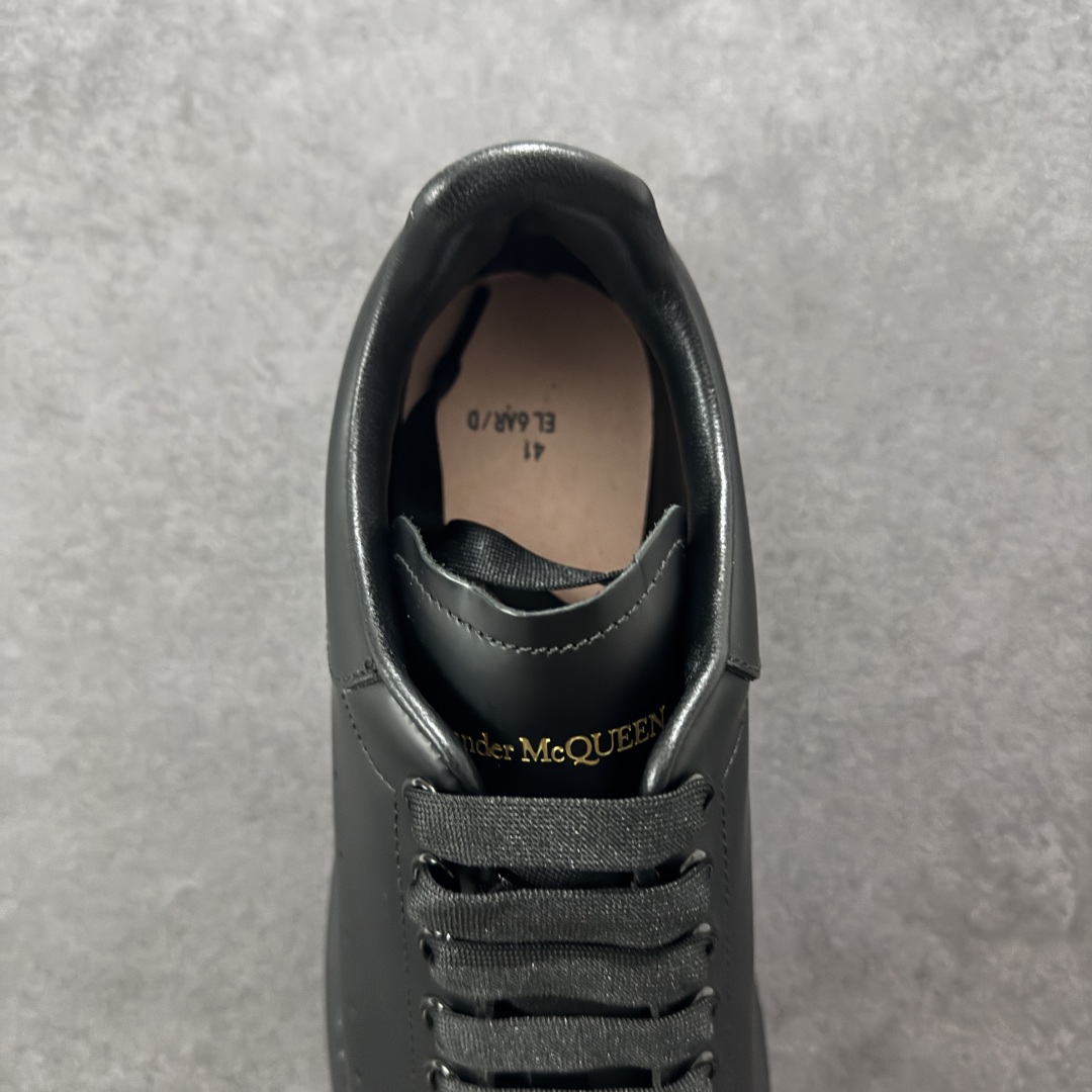 图片[7]-【顶级特价版】亚历山大 Alexander McQueen 麦昆小白鞋 全套专柜包装物及配件(附送快递加固牛皮纸盒) 外盒标嵌入核心防伪芯片装置,秒杀市面文案版本 鞋底支持NFC原码独立扫描 采用丝绸硬质头层小牛皮鞋面材质 内外超软小羊皮贴脚透气及超软PU脚感乳胶物料鞋 外置原抽真空高密度增高底 白色光滑牛皮革系带运动鞋，圆头设计，鞋跟点缀黑色绒面革细节。搭配宽扁鞋带，鞋舌和后帮饰有 Alexander McQueen 品牌标志。阔型橡胶鞋底。运动鞋另配一副白色鞋带材料 100% 小牛皮 所有细节与原版一致 尺码：35 36 37 38 39 40 41 42 43 44 45-选品中心