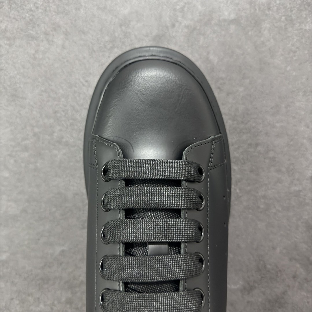 图片[8]-【顶级特价版】亚历山大 Alexander McQueen 麦昆小白鞋 全套专柜包装物及配件(附送快递加固牛皮纸盒) 外盒标嵌入核心防伪芯片装置,秒杀市面文案版本 鞋底支持NFC原码独立扫描 采用丝绸硬质头层小牛皮鞋面材质 内外超软小羊皮贴脚透气及超软PU脚感乳胶物料鞋 外置原抽真空高密度增高底 白色光滑牛皮革系带运动鞋，圆头设计，鞋跟点缀黑色绒面革细节。搭配宽扁鞋带，鞋舌和后帮饰有 Alexander McQueen 品牌标志。阔型橡胶鞋底。运动鞋另配一副白色鞋带材料 100% 小牛皮 所有细节与原版一致 尺码：35 36 37 38 39 40 41 42 43 44 45-选品中心