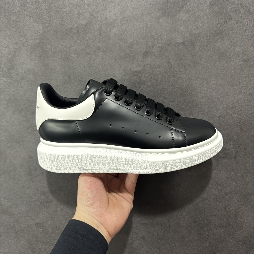 【顶级特价版】亚历山大 Alexander McQueen 麦昆小白鞋 全套专柜包装物及配件(附送快递加固牛皮纸盒) 外盒标嵌入核心防伪芯片装置,秒杀市面文案版本 鞋底支持NFC原码独立扫描 采用丝绸硬质头层小牛皮鞋面材质 内外超软小羊皮贴脚透气及超软PU脚感乳胶物料鞋 外置原抽真空高密度增高底 白色光滑牛皮革系带运动鞋,圆头设计,鞋跟点缀黑色绒面革细节。搭配宽扁鞋带,鞋舌和后帮饰有 Alexander McQueen 品牌标志。阔型橡胶鞋底。运动鞋另配一副白色鞋带材料 100% 小牛皮 所有细节与原版一致 尺码:35 36 37 38 39 40 41 42 43 44 45-选品中心