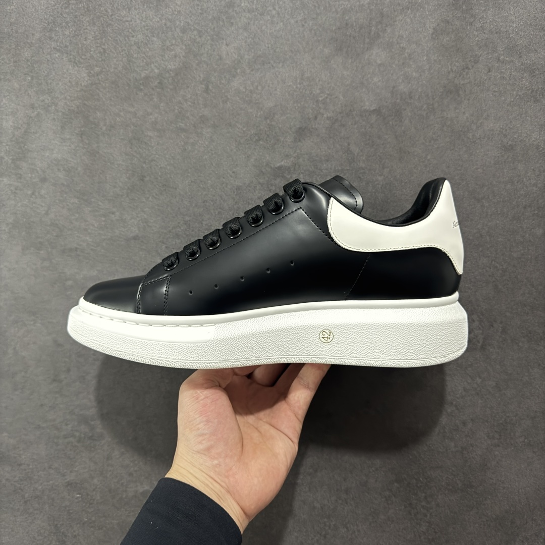 图片[2]-【顶级特价版】亚历山大 Alexander McQueen 麦昆小白鞋 全套专柜包装物及配件(附送快递加固牛皮纸盒) 外盒标嵌入核心防伪芯片装置,秒杀市面文案版本 鞋底支持NFC原码独立扫描 采用丝绸硬质头层小牛皮鞋面材质 内外超软小羊皮贴脚透气及超软PU脚感乳胶物料鞋 外置原抽真空高密度增高底 白色光滑牛皮革系带运动鞋，圆头设计，鞋跟点缀黑色绒面革细节。搭配宽扁鞋带，鞋舌和后帮饰有 Alexander McQueen 品牌标志。阔型橡胶鞋底。运动鞋另配一副白色鞋带材料 100% 小牛皮 所有细节与原版一致 尺码：35 36 37 38 39 40 41 42 43 44 45-选品中心