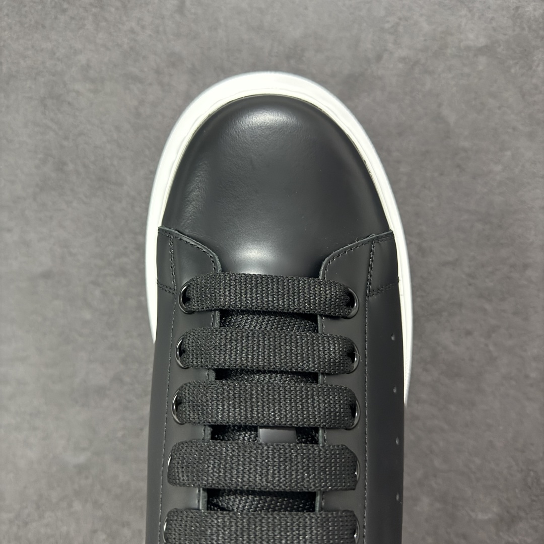 图片[8]-【顶级特价版】亚历山大 Alexander McQueen 麦昆小白鞋 全套专柜包装物及配件(附送快递加固牛皮纸盒) 外盒标嵌入核心防伪芯片装置,秒杀市面文案版本 鞋底支持NFC原码独立扫描 采用丝绸硬质头层小牛皮鞋面材质 内外超软小羊皮贴脚透气及超软PU脚感乳胶物料鞋 外置原抽真空高密度增高底 白色光滑牛皮革系带运动鞋，圆头设计，鞋跟点缀黑色绒面革细节。搭配宽扁鞋带，鞋舌和后帮饰有 Alexander McQueen 品牌标志。阔型橡胶鞋底。运动鞋另配一副白色鞋带材料 100% 小牛皮 所有细节与原版一致 尺码：35 36 37 38 39 40 41 42 43 44 45-选品中心