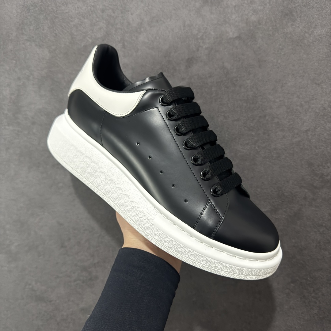 图片[3]-【顶级特价版】亚历山大 Alexander McQueen 麦昆小白鞋 全套专柜包装物及配件(附送快递加固牛皮纸盒) 外盒标嵌入核心防伪芯片装置,秒杀市面文案版本 鞋底支持NFC原码独立扫描 采用丝绸硬质头层小牛皮鞋面材质 内外超软小羊皮贴脚透气及超软PU脚感乳胶物料鞋 外置原抽真空高密度增高底 白色光滑牛皮革系带运动鞋，圆头设计，鞋跟点缀黑色绒面革细节。搭配宽扁鞋带，鞋舌和后帮饰有 Alexander McQueen 品牌标志。阔型橡胶鞋底。运动鞋另配一副白色鞋带材料 100% 小牛皮 所有细节与原版一致 尺码：35 36 37 38 39 40 41 42 43 44 45-选品中心