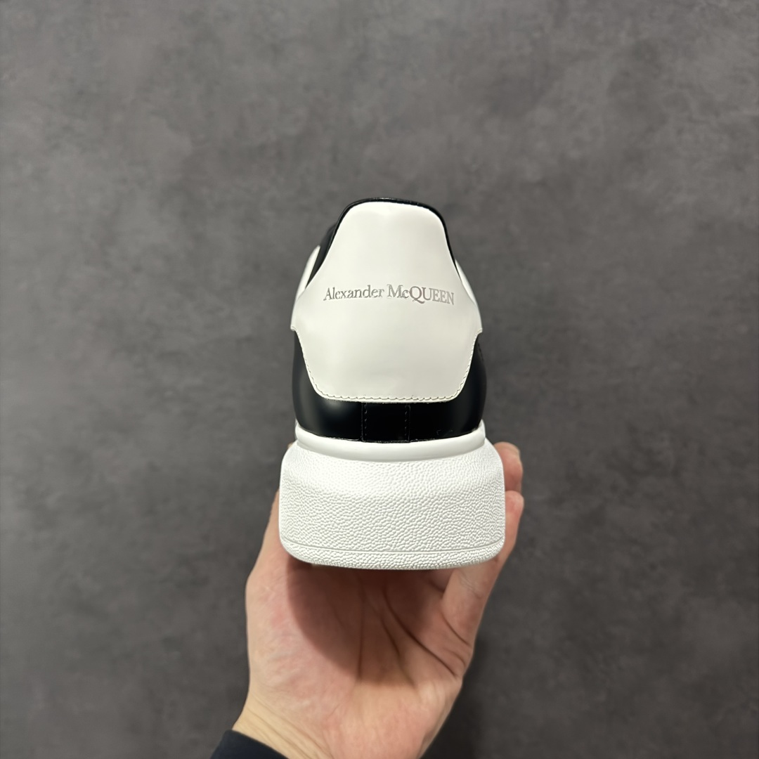 图片[4]-【顶级特价版】亚历山大 Alexander McQueen 麦昆小白鞋 全套专柜包装物及配件(附送快递加固牛皮纸盒) 外盒标嵌入核心防伪芯片装置,秒杀市面文案版本 鞋底支持NFC原码独立扫描 采用丝绸硬质头层小牛皮鞋面材质 内外超软小羊皮贴脚透气及超软PU脚感乳胶物料鞋 外置原抽真空高密度增高底 白色光滑牛皮革系带运动鞋，圆头设计，鞋跟点缀黑色绒面革细节。搭配宽扁鞋带，鞋舌和后帮饰有 Alexander McQueen 品牌标志。阔型橡胶鞋底。运动鞋另配一副白色鞋带材料 100% 小牛皮 所有细节与原版一致 尺码：35 36 37 38 39 40 41 42 43 44 45-选品中心