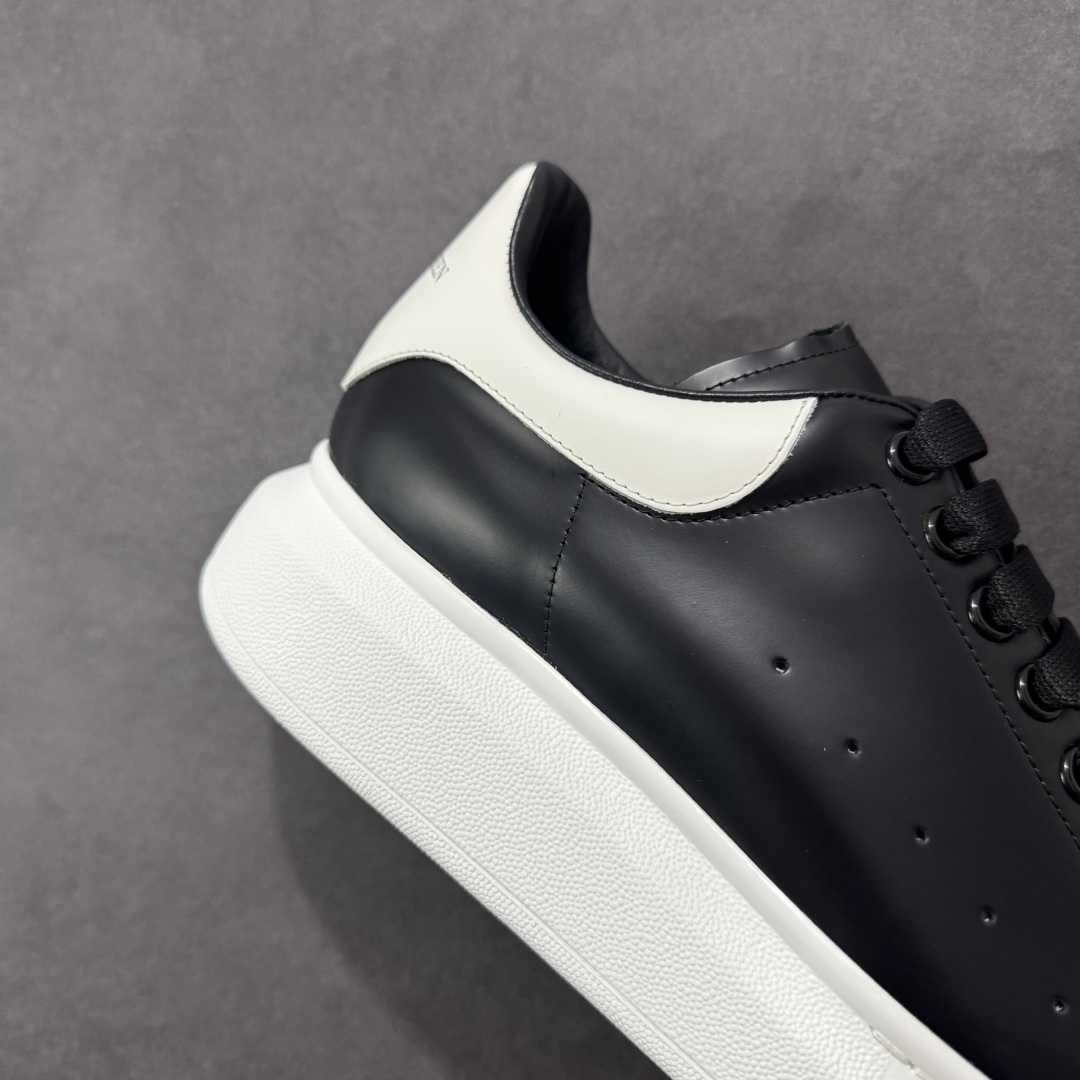 图片[6]-【顶级特价版】亚历山大 Alexander McQueen 麦昆小白鞋 全套专柜包装物及配件(附送快递加固牛皮纸盒) 外盒标嵌入核心防伪芯片装置,秒杀市面文案版本 鞋底支持NFC原码独立扫描 采用丝绸硬质头层小牛皮鞋面材质 内外超软小羊皮贴脚透气及超软PU脚感乳胶物料鞋 外置原抽真空高密度增高底 白色光滑牛皮革系带运动鞋，圆头设计，鞋跟点缀黑色绒面革细节。搭配宽扁鞋带，鞋舌和后帮饰有 Alexander McQueen 品牌标志。阔型橡胶鞋底。运动鞋另配一副白色鞋带材料 100% 小牛皮 所有细节与原版一致 尺码：35 36 37 38 39 40 41 42 43 44 45-选品中心